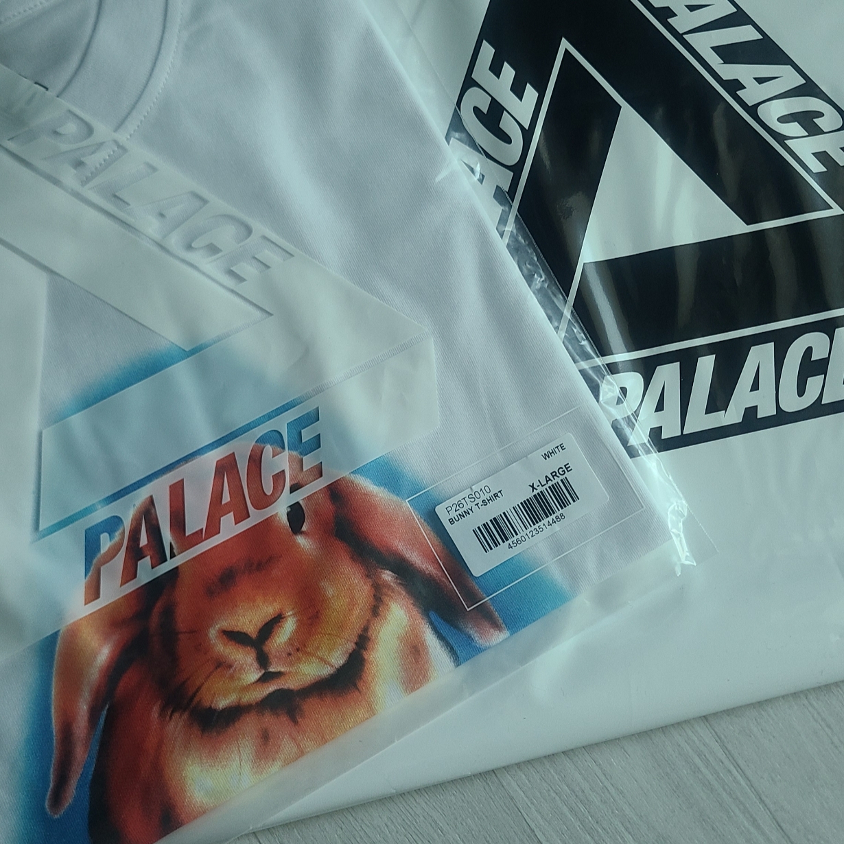Palace Bunny T-Shirt White - 24SS 착용 스타일