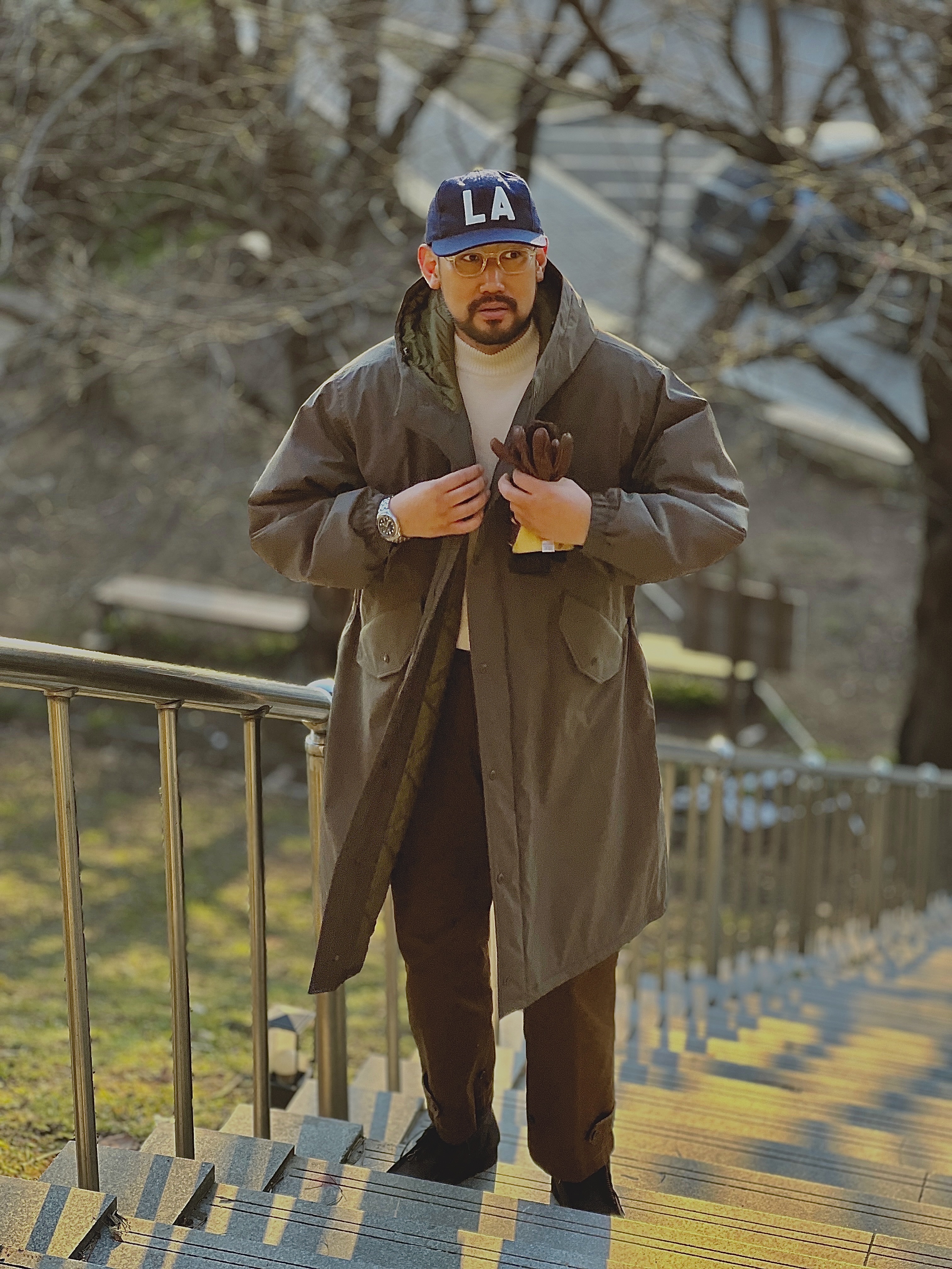 Uniqlo x Engineered Garments Pufftech Hooded Coat Dark Green, Clarks x Beams Wallabee Boots GTX Navy Suede 착용 스타일 - 1