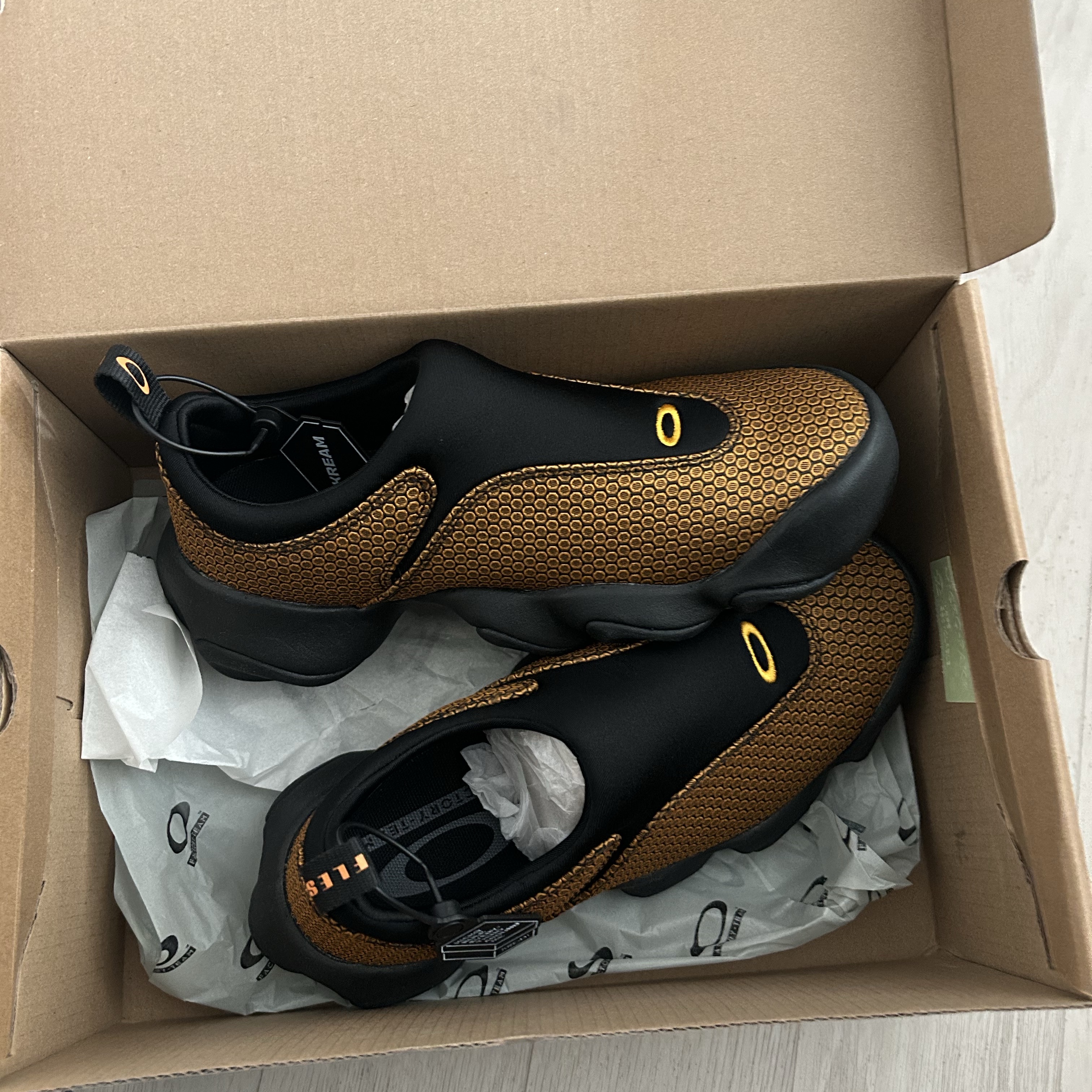 Oakley Factory Team x Brain Dead Jacquard Flesh Yellow Black 착용 스타일