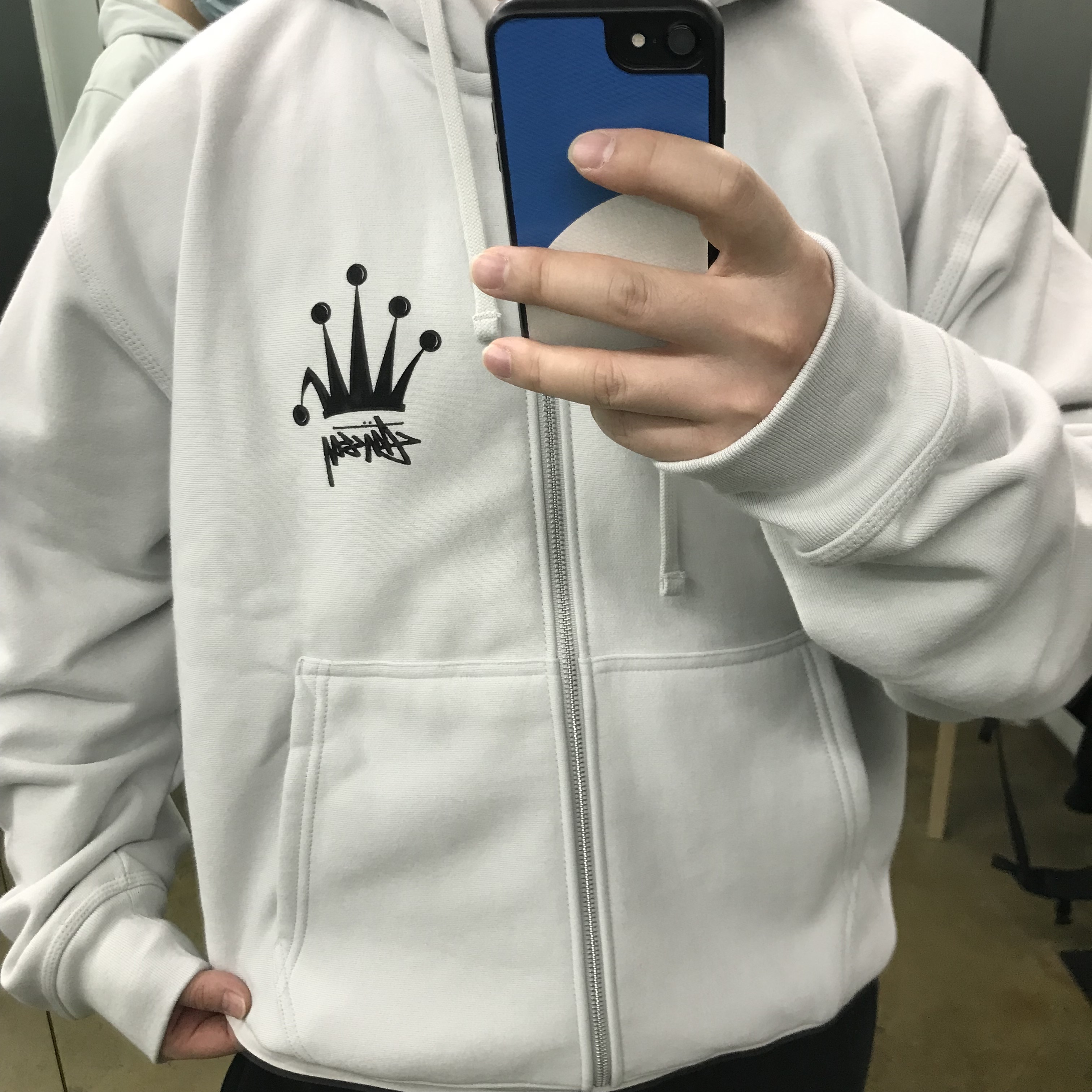 Stussy Regal Crown Zip Hoodie Fog 착용 스타일