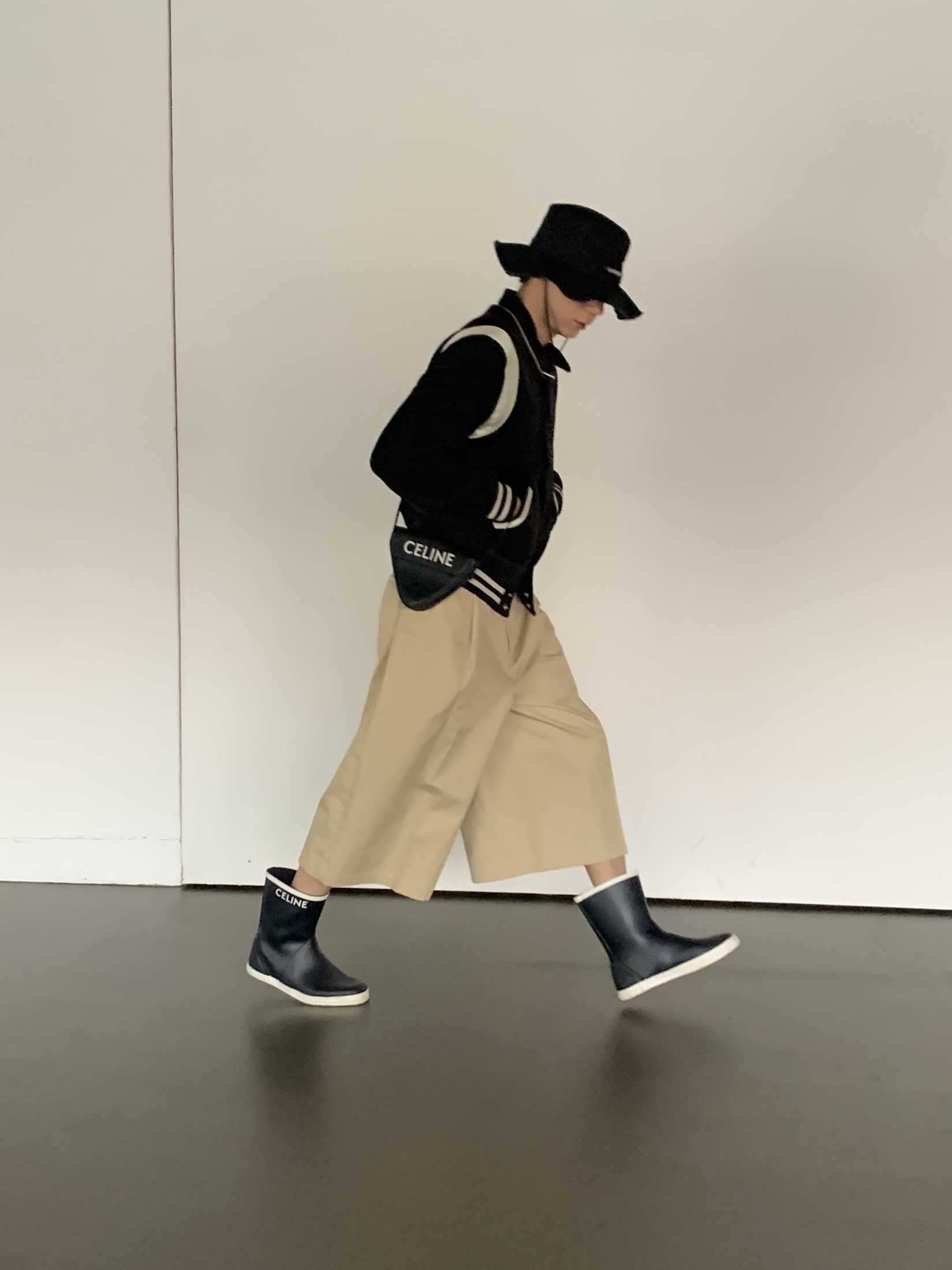 Jacquemus Le Bob Artichaut Bucket Hat Black, Celine Teddy Jacket in Corduroy Black 착용 스타일 - 8
