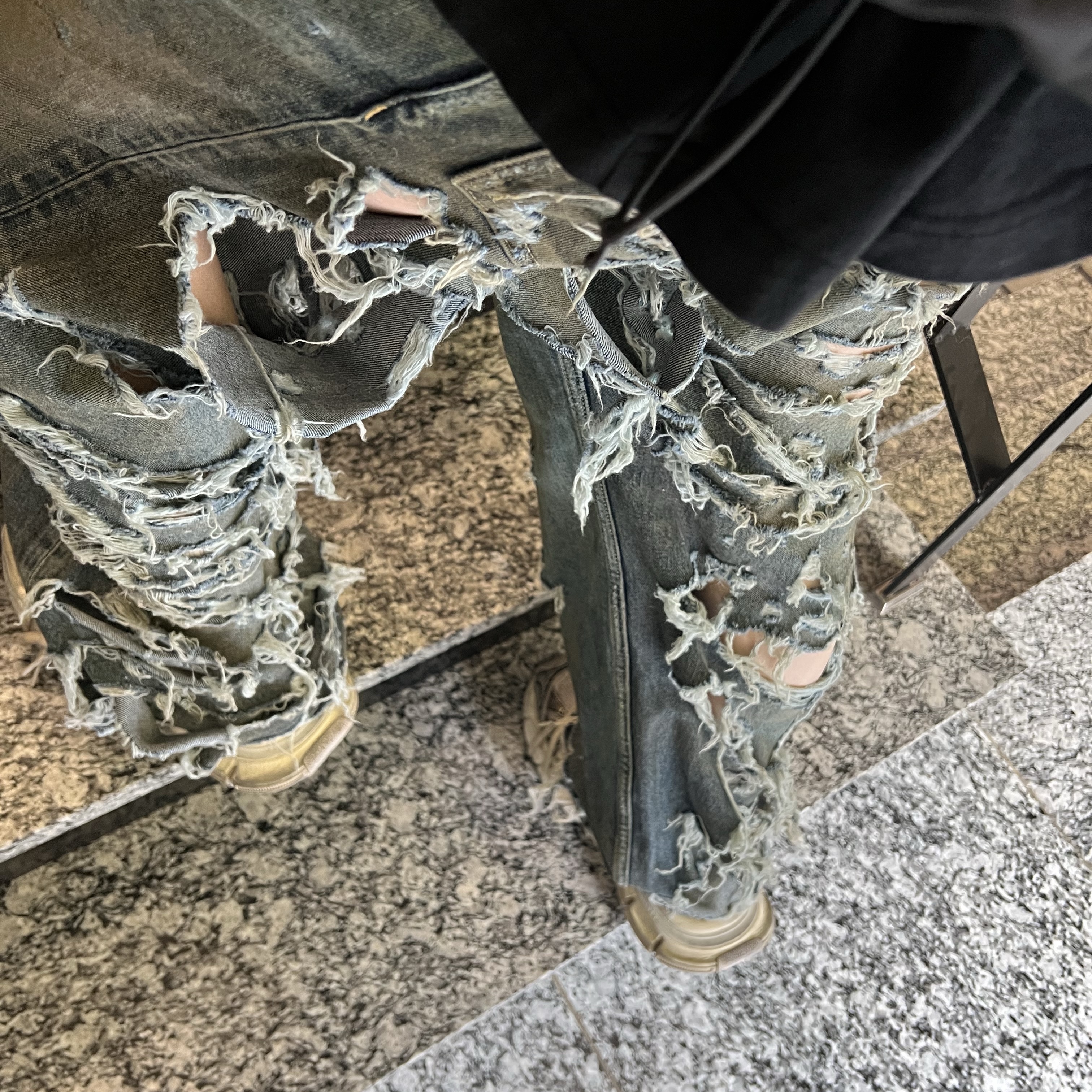 Balenciaga Super Destroyed Baggy Pants Light Blue, Balenciaga 3XL Sneakers Beige 착용 스타일