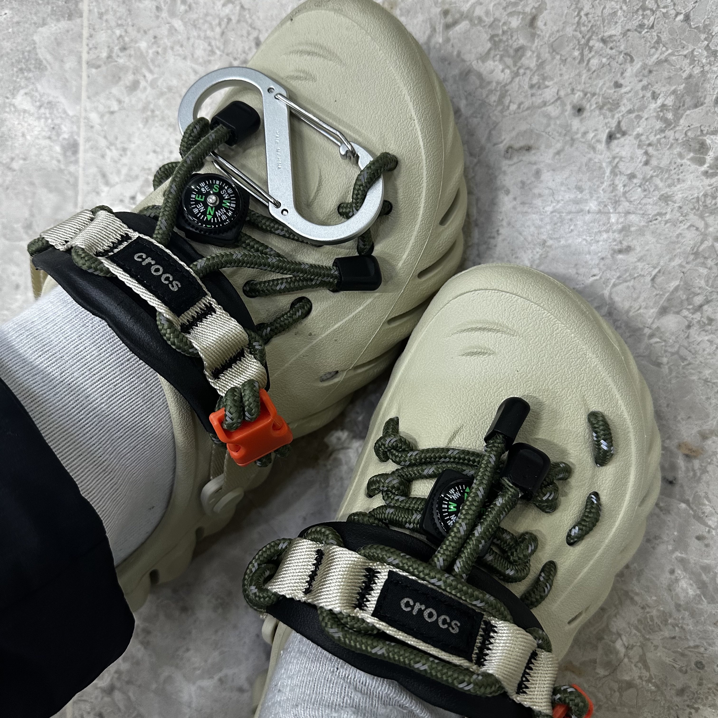 Crocs Echo Clog Bone Black 착용 스타일 - 3