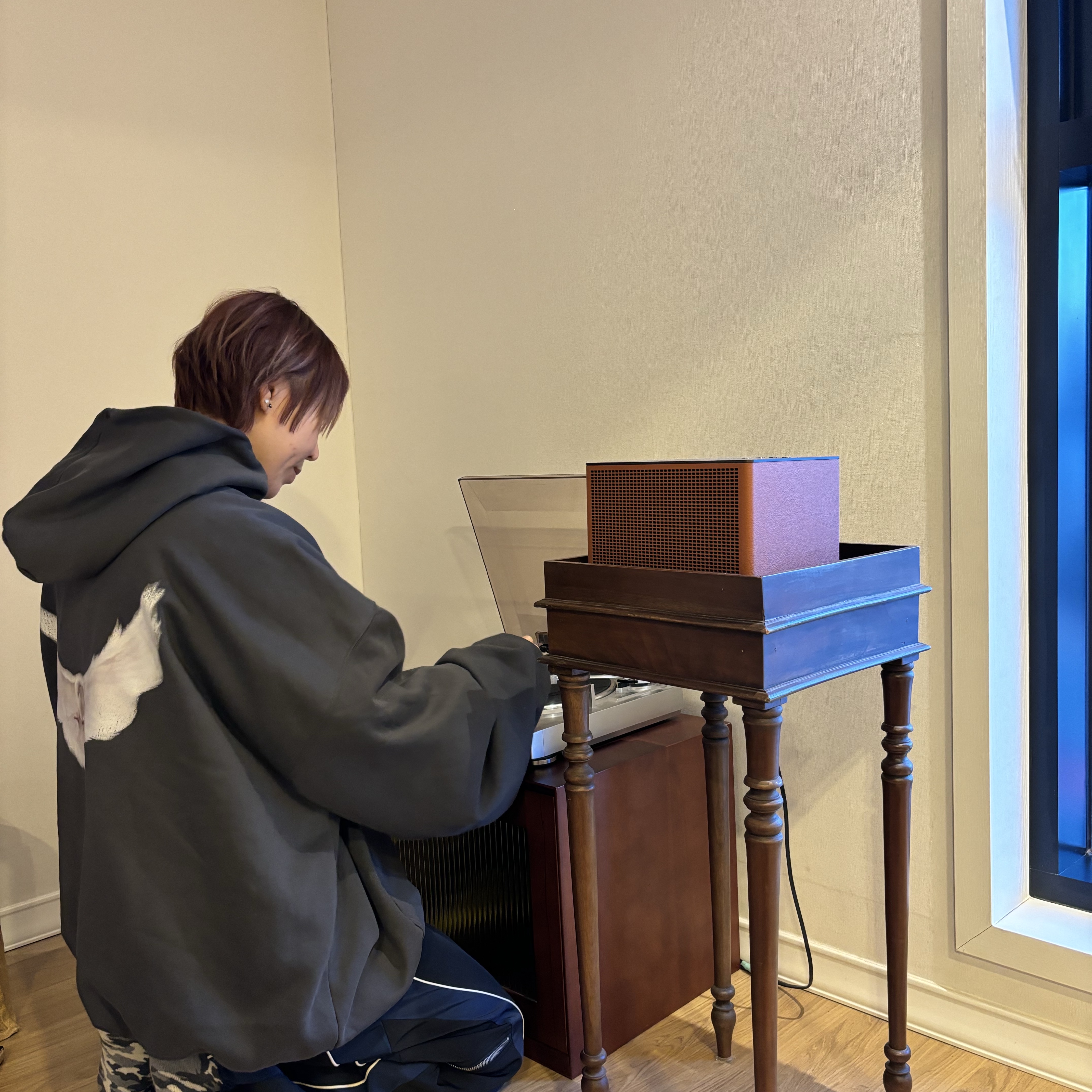 Yeezy Gap Engineered By Balenciaga Dove Hoodie Black 착용 스타일 - 2
