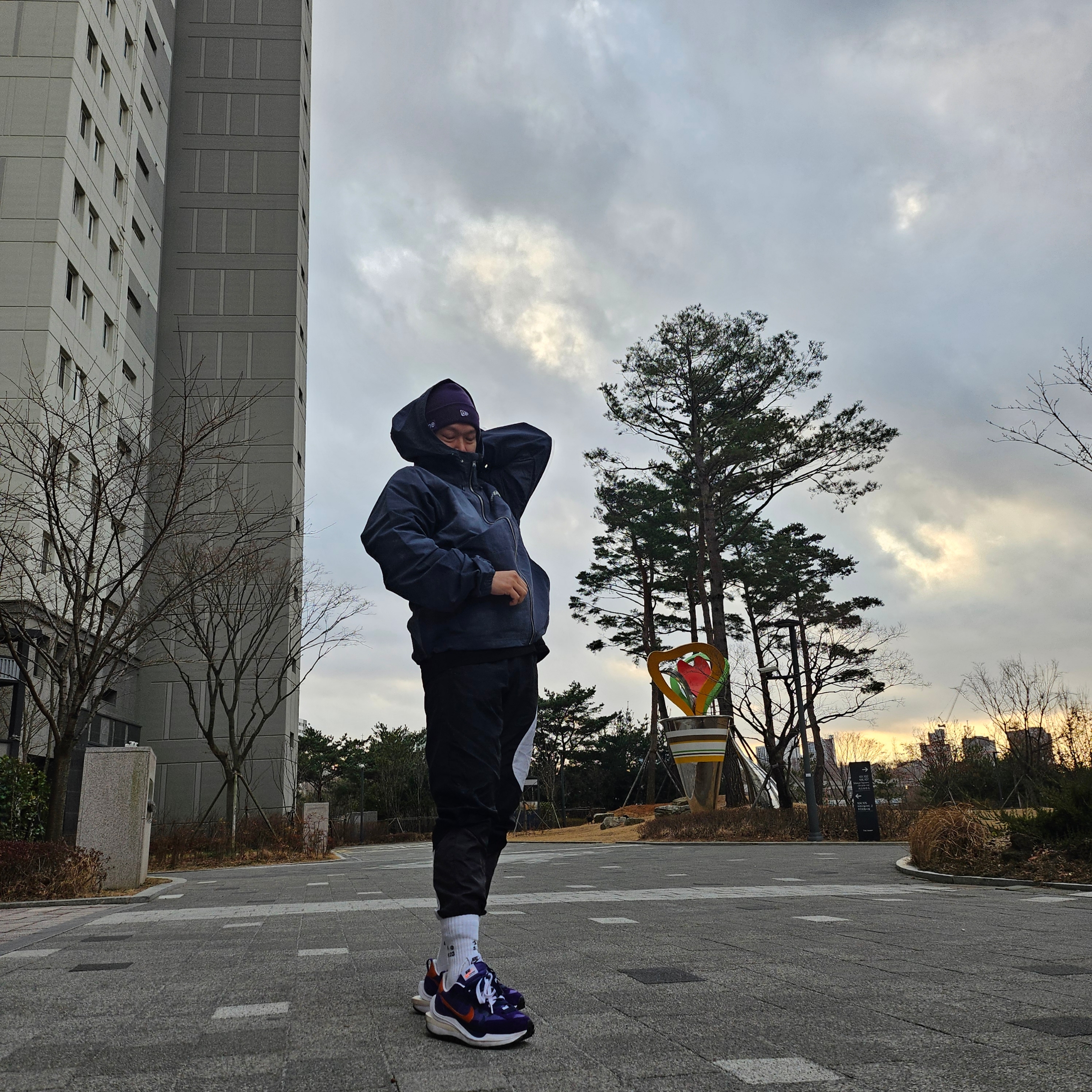 Supreme New Era Box Logo Beanie Dark Purple - 23FW, Nike x Sacai VaporWaffle Dark Iris 착용 스타일 - 4