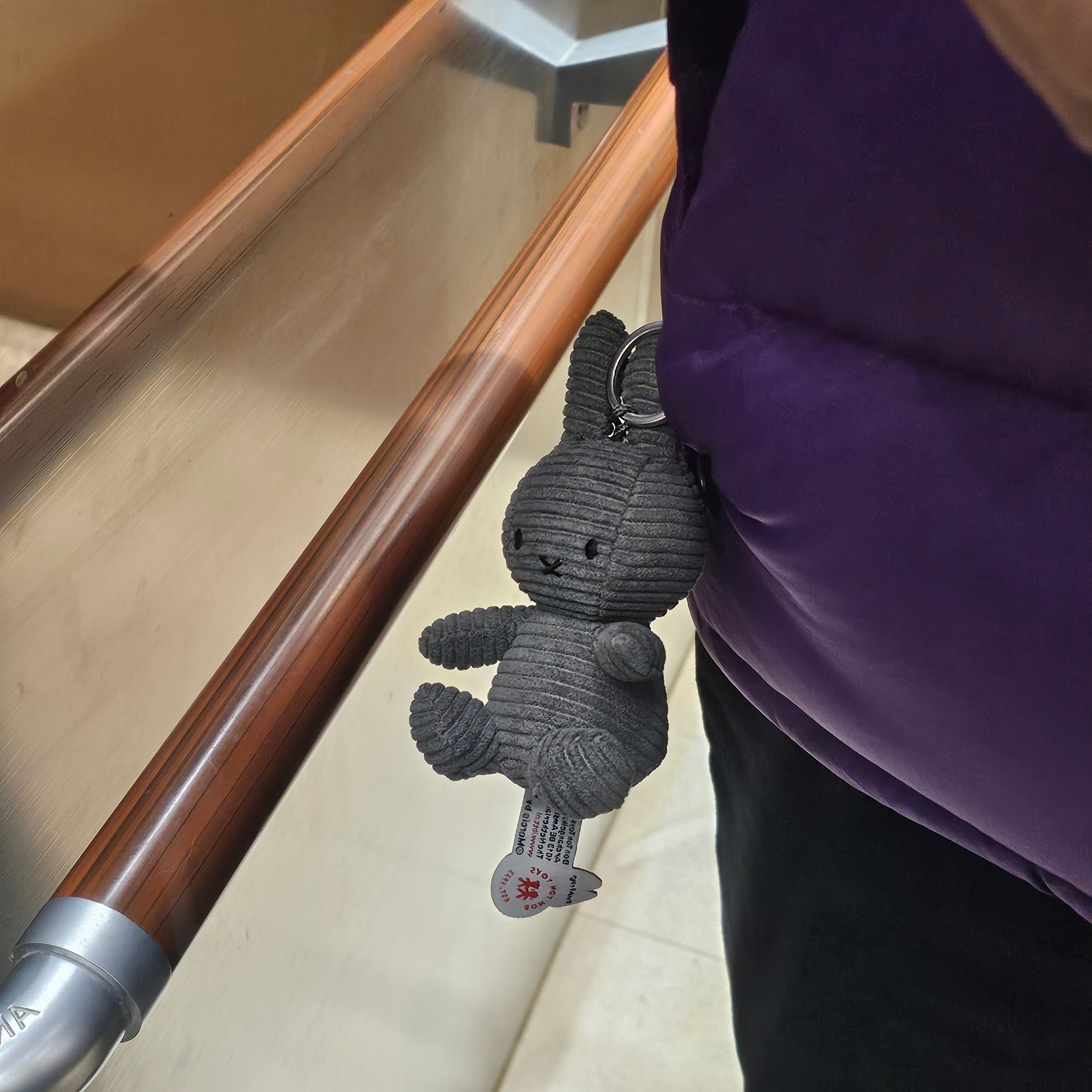 Miffy x Bon Ton Toys Keychain Corduroy Grey 착용 스타일 - 2