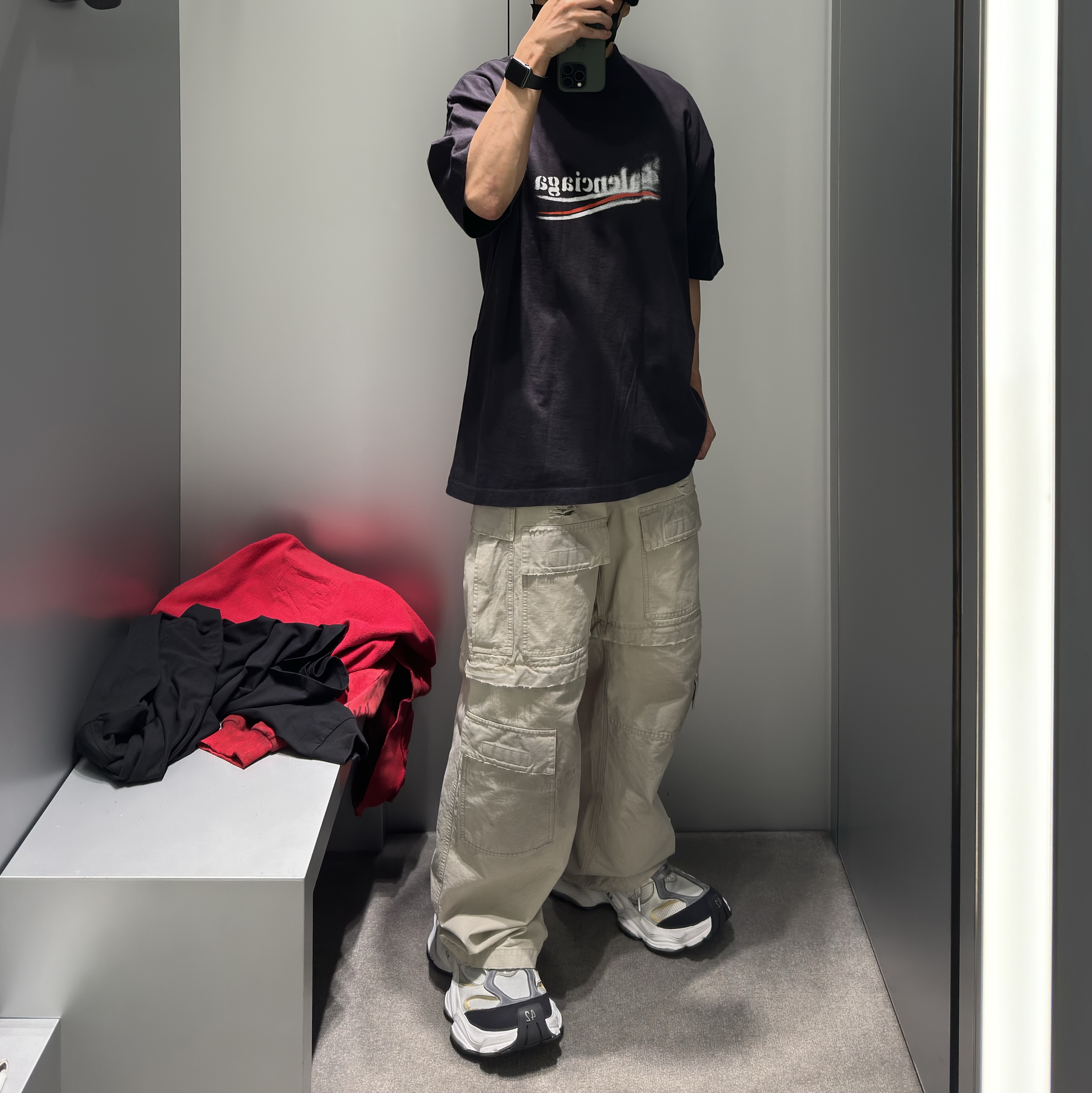 Balenciaga Large Cargo Pants in Beige, Balenciaga Cargo Sneakers White Grey 착용 스타일 - 2