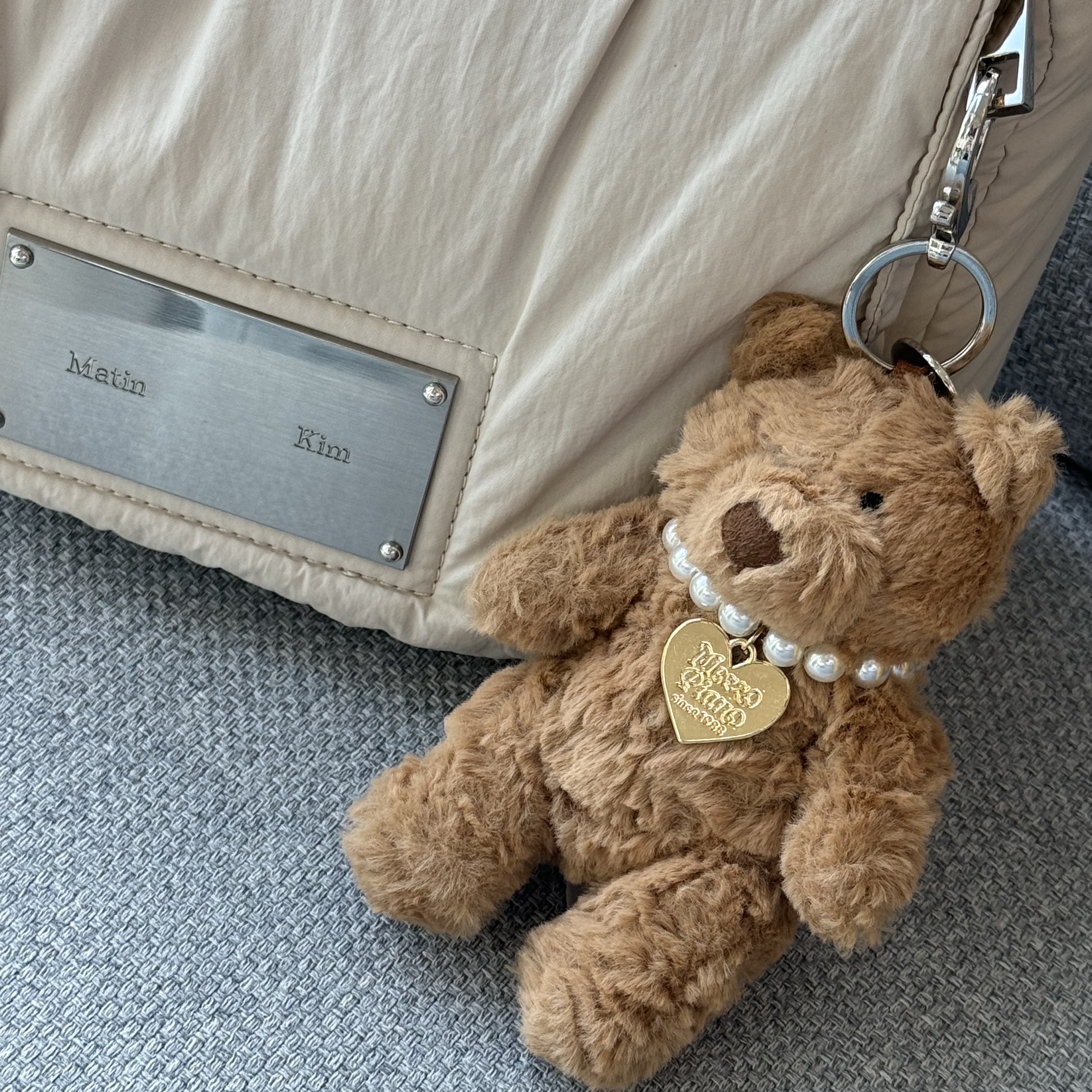 Jellycat Bartholomew Bear Bag Charm Brown 착용 스타일