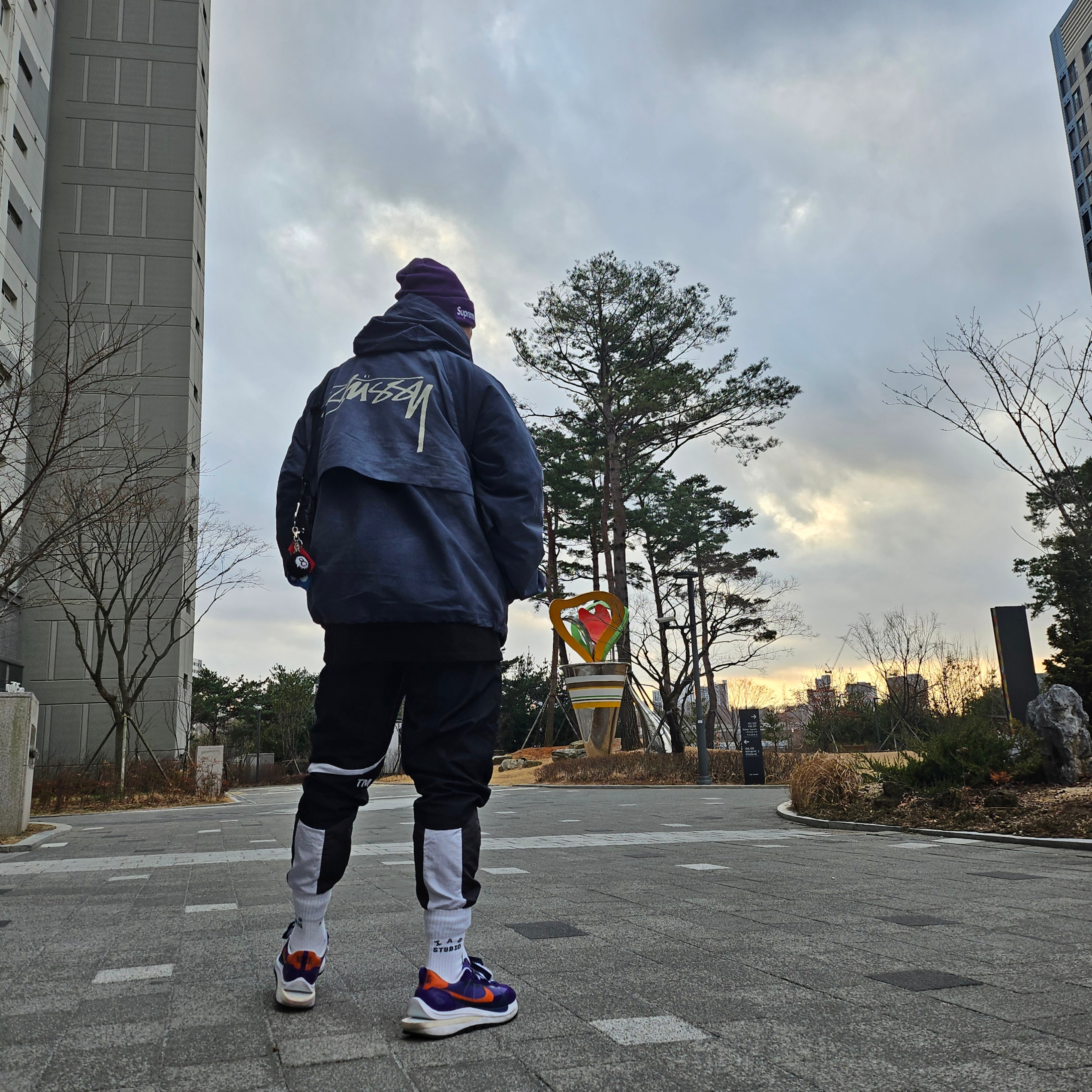 Supreme New Era Box Logo Beanie Dark Purple - 23FW, Nike x Sacai VaporWaffle Dark Iris 착용 스타일 - 3