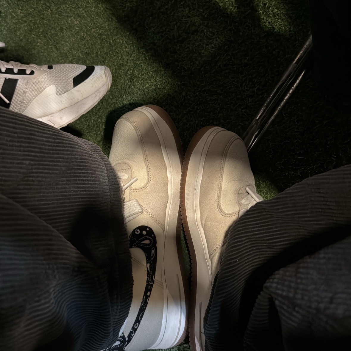 Nike Air Force 1 '07 LV8 Paisley Swoosh 착용 스타일