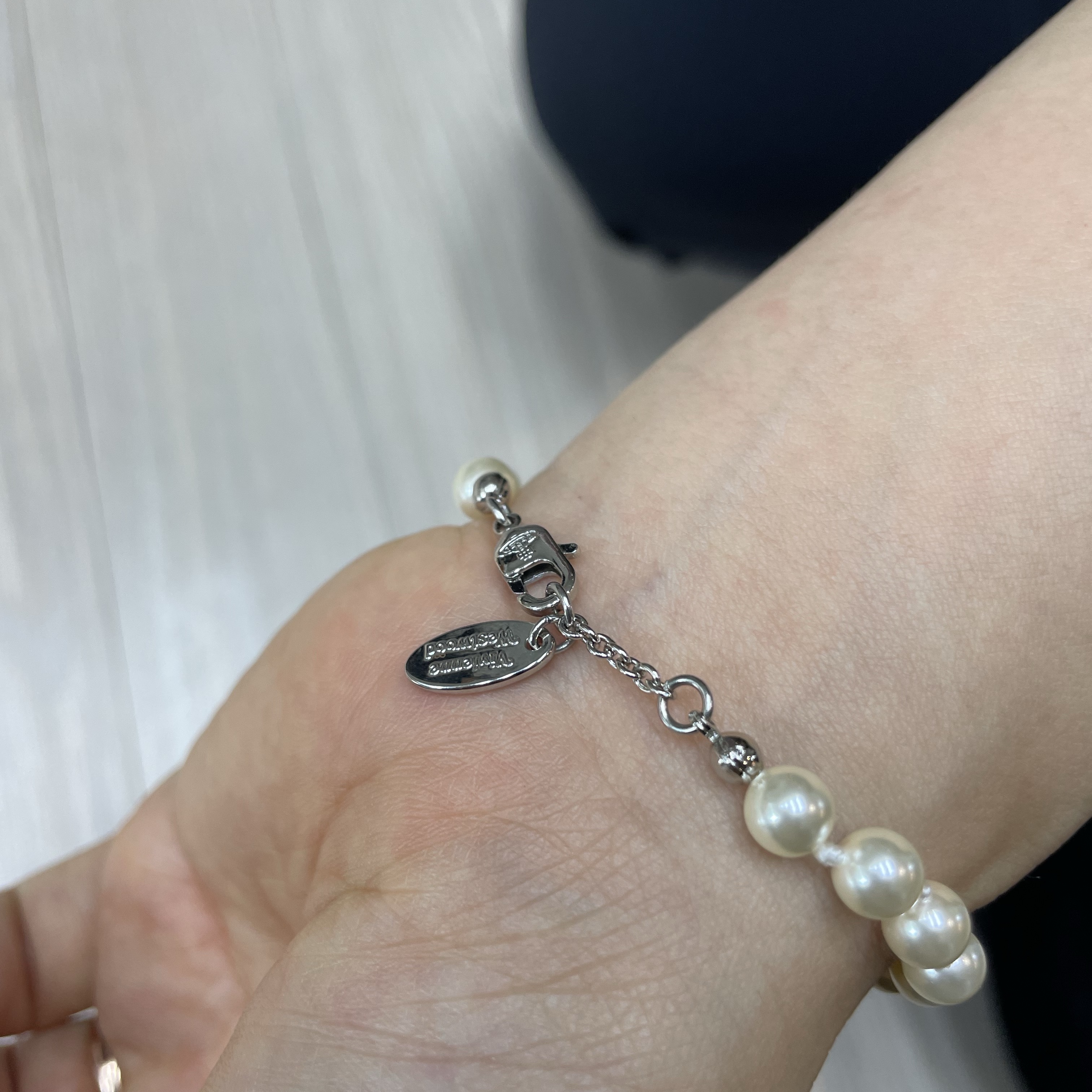 Vivienne Westwood Mini Bas Relief Bracelet Silver 착용 스타일 - 2