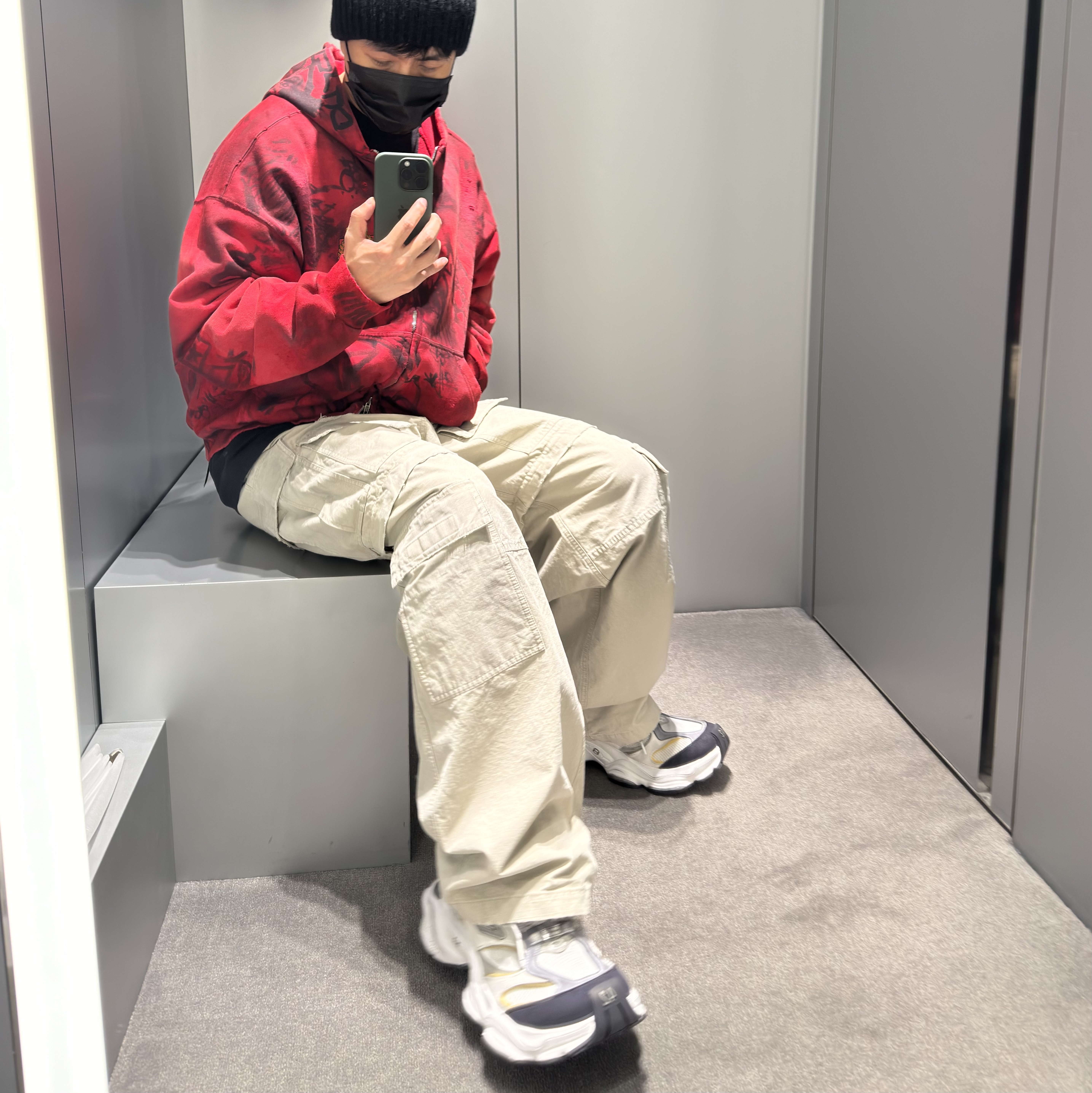 Balenciaga Large Cargo Pants in Beige, Balenciaga Cargo Sneakers White Grey 착용 스타일 - 1