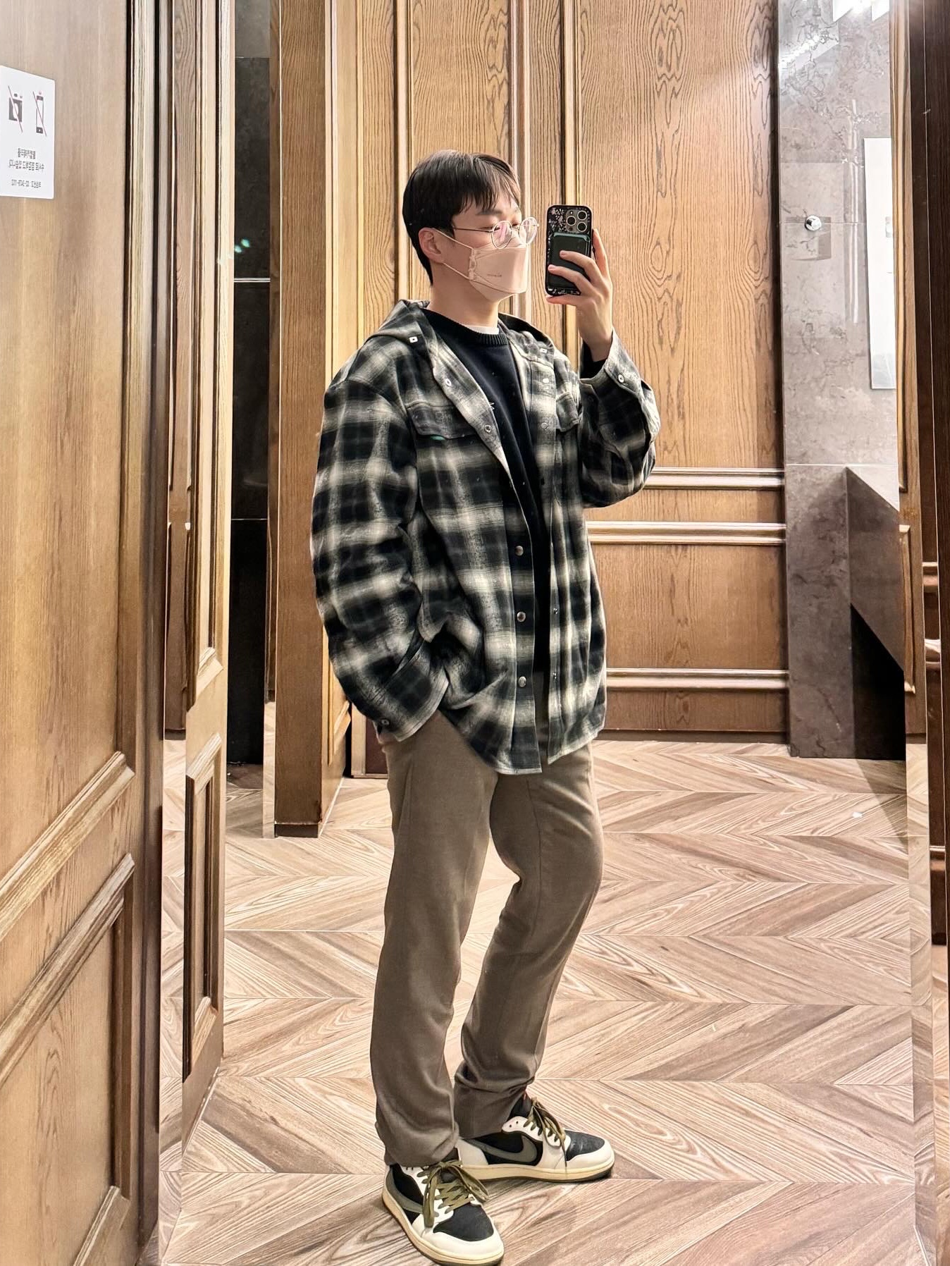 Stussy Care Label Sweater Black, (W) Jordan 1 x Travis Scott Retro Low OG SP Medium Olive 착용 스타일