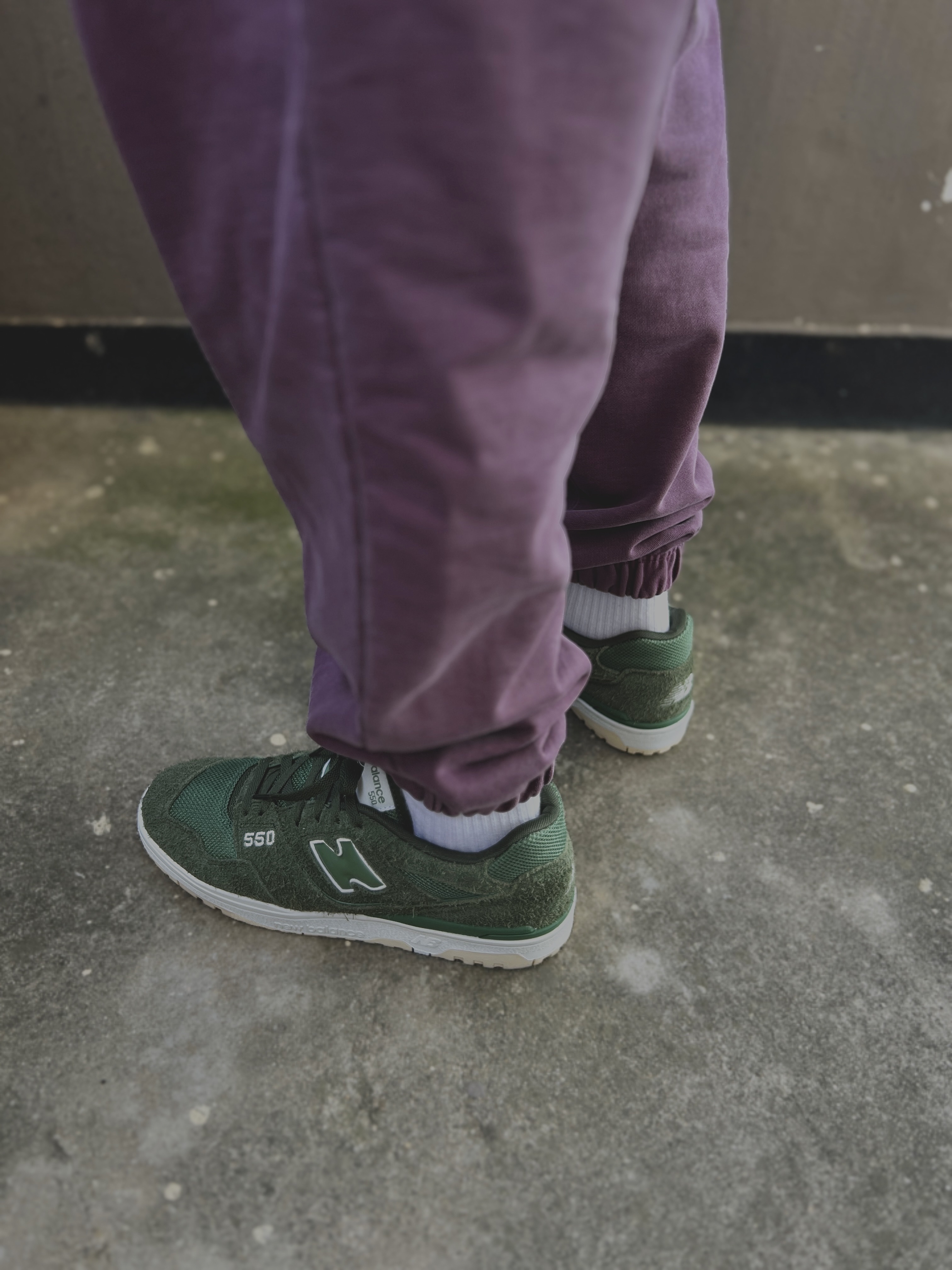 New Balance 550 Olive Suede - D Standard 착용 스타일 - 2