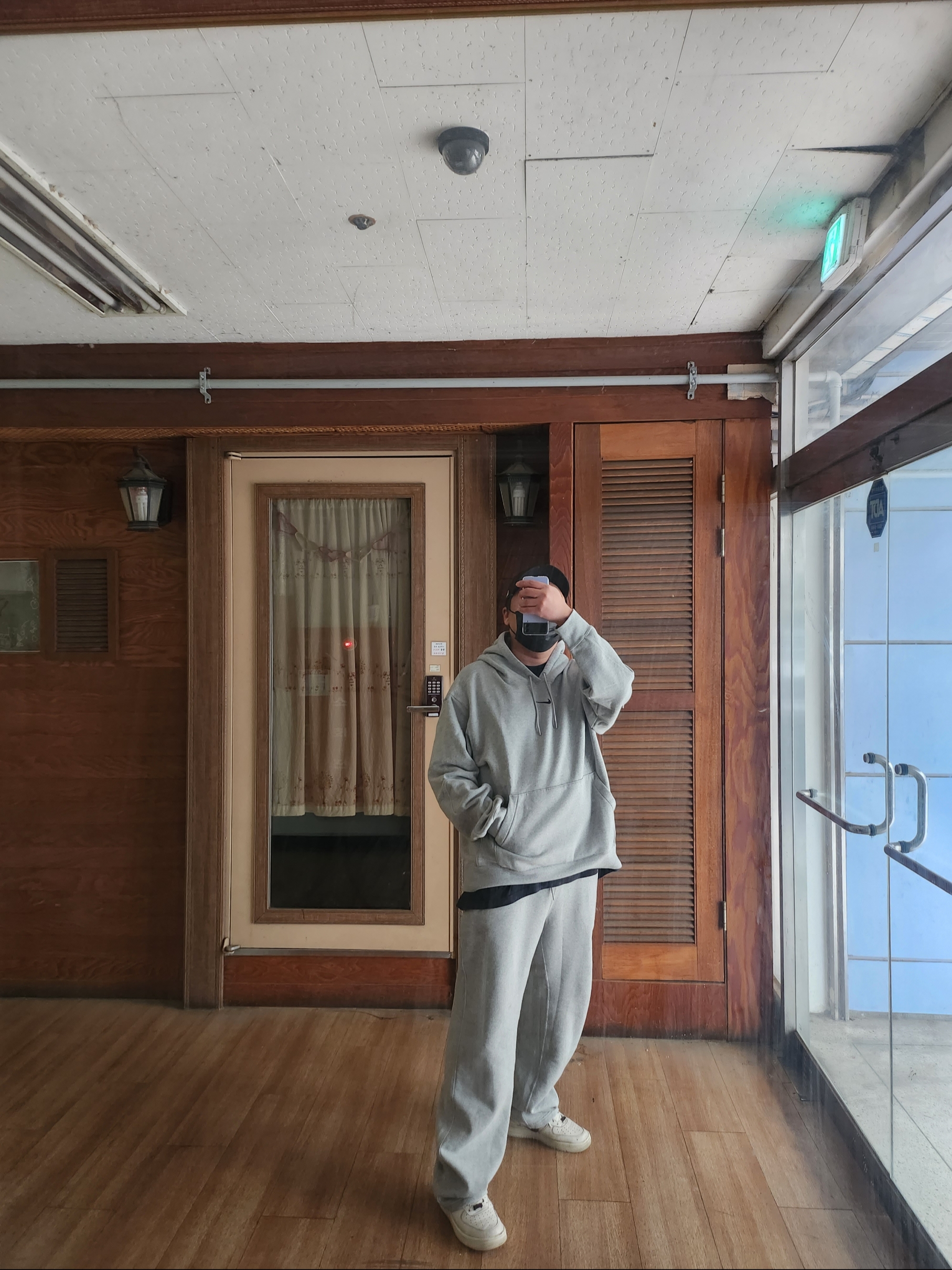 Nike x Drake Nocta Fleece Hoodie Dark Grey Heather (FN7659-063), Nike x Drake Nocta Fleece Pants Dark Heather Grey (FN7661-063) 착용 스타일