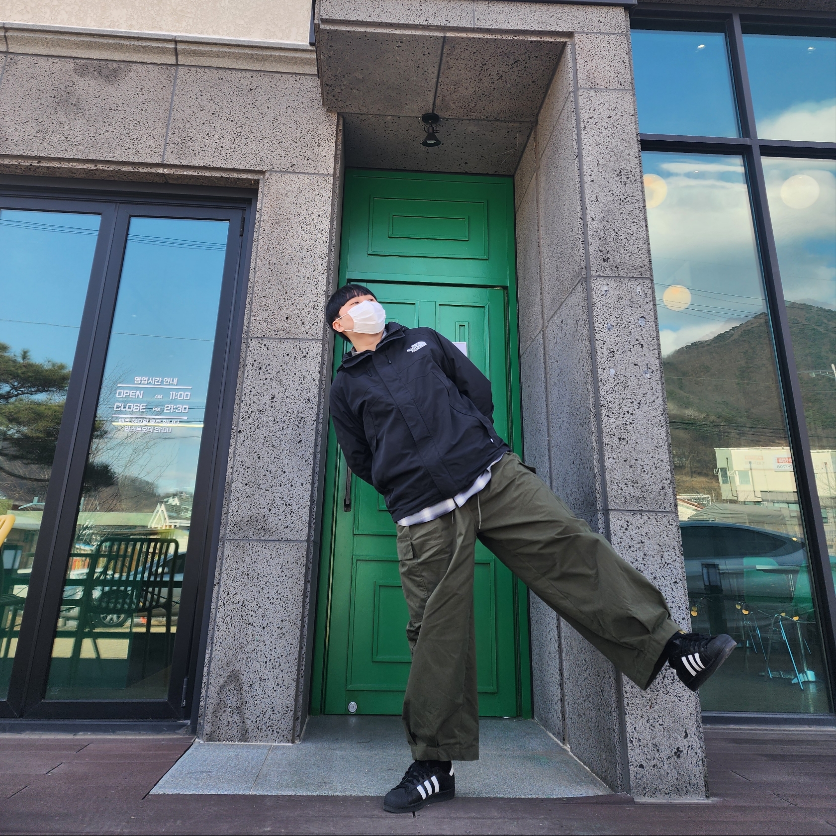 The North Face Hi Mountain Jacket Black, Adidas Superstar Core Black White 착용 스타일 - 7