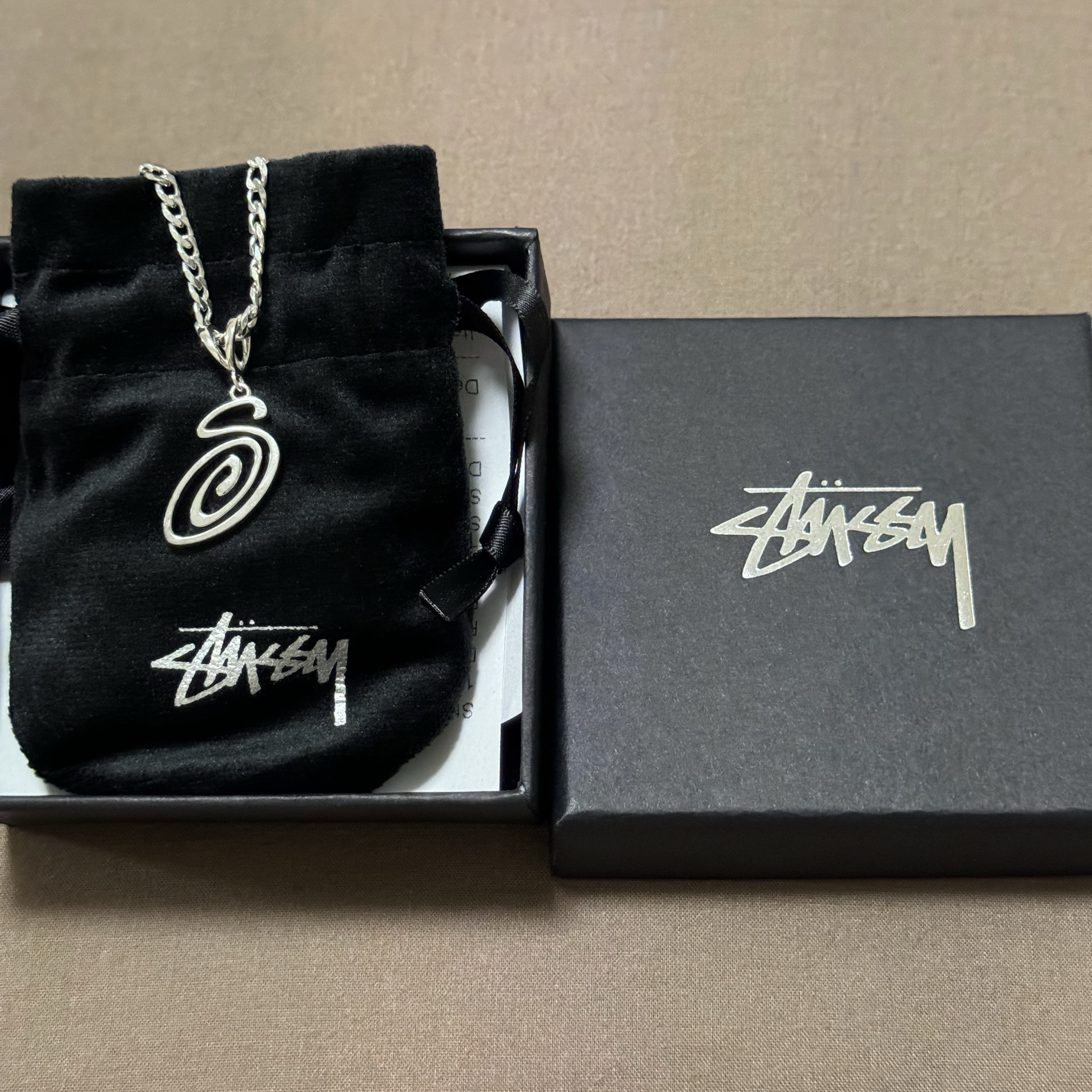 Stussy Swirly S Chain Sterling Silver 착용 스타일 - 1