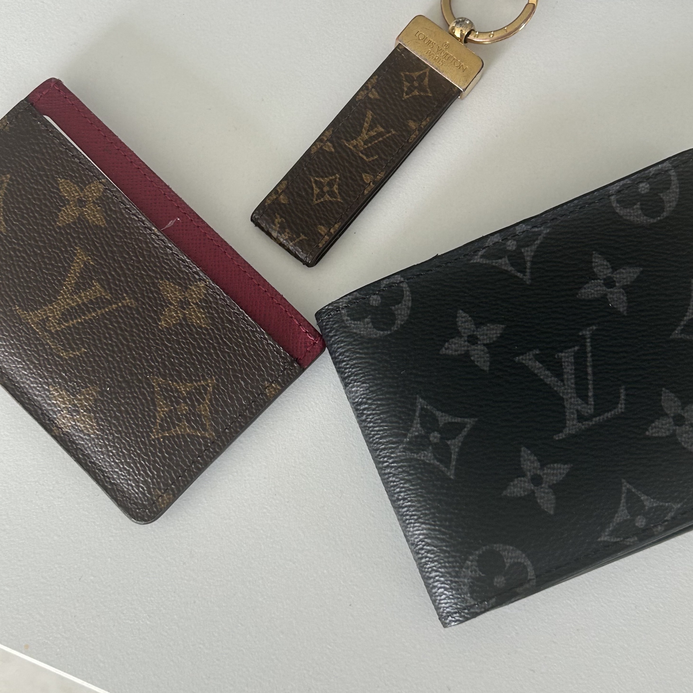 Louis Vuitton Slender Wallet Monogram Eclipse, Louis Vuitton Card Holder Monogram Fuchsia 착용 스타일
