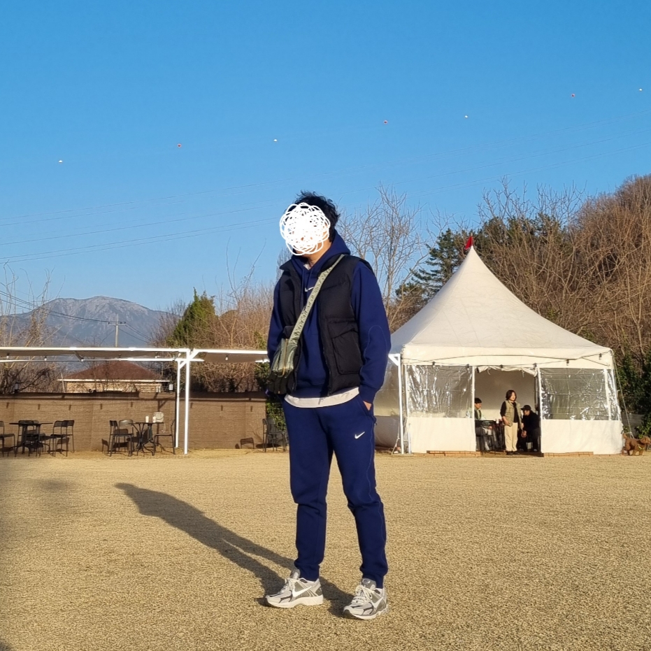 Nike x Drake Nocta Cardinal Stock Essential Hoodie Navy - US/EU, Nike x Drake Nocta Cardinal Stock Essential Fleece Pants Navy - US/EU 착용 스타일 - 1