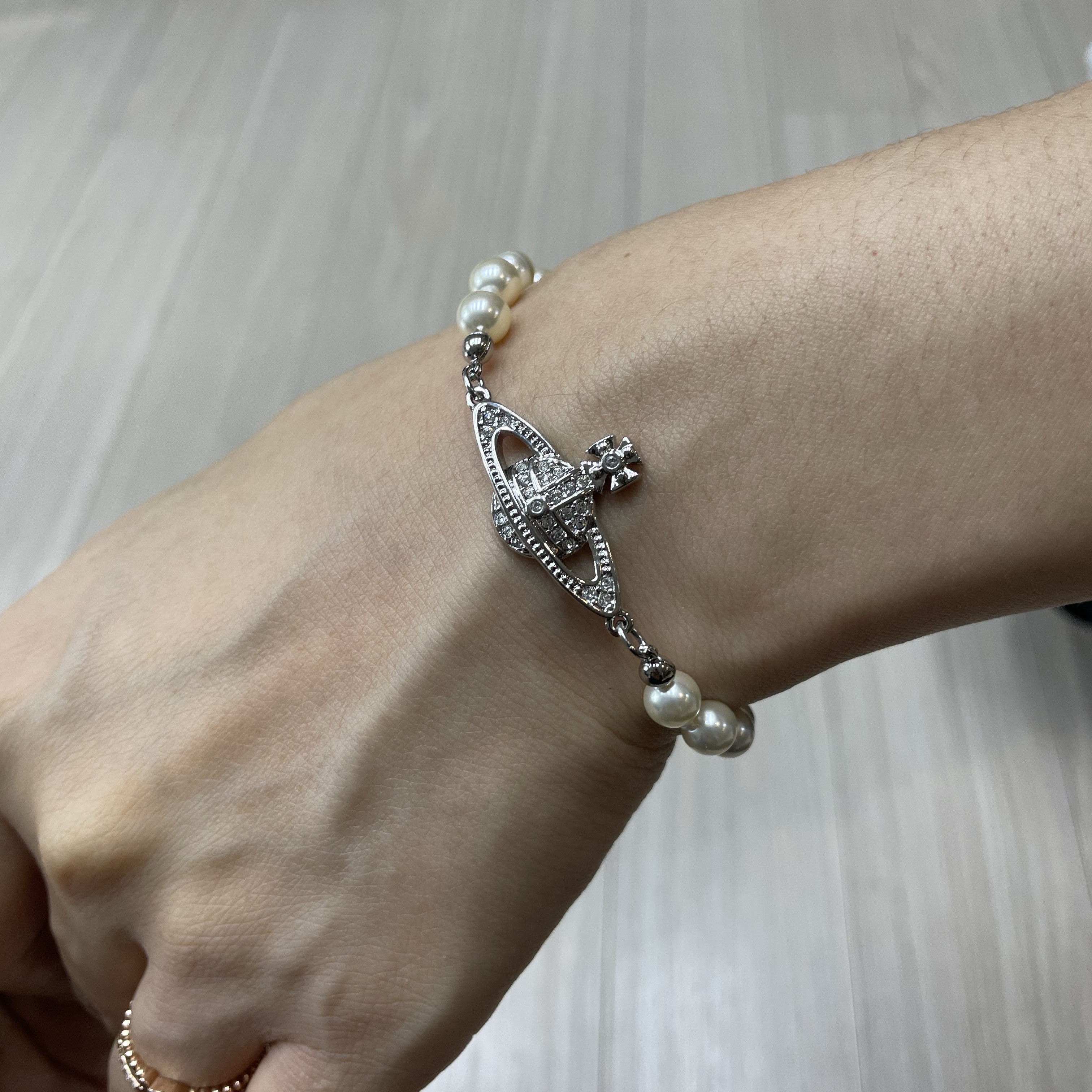 Vivienne Westwood Mini Bas Relief Bracelet Silver 착용 스타일 - 3