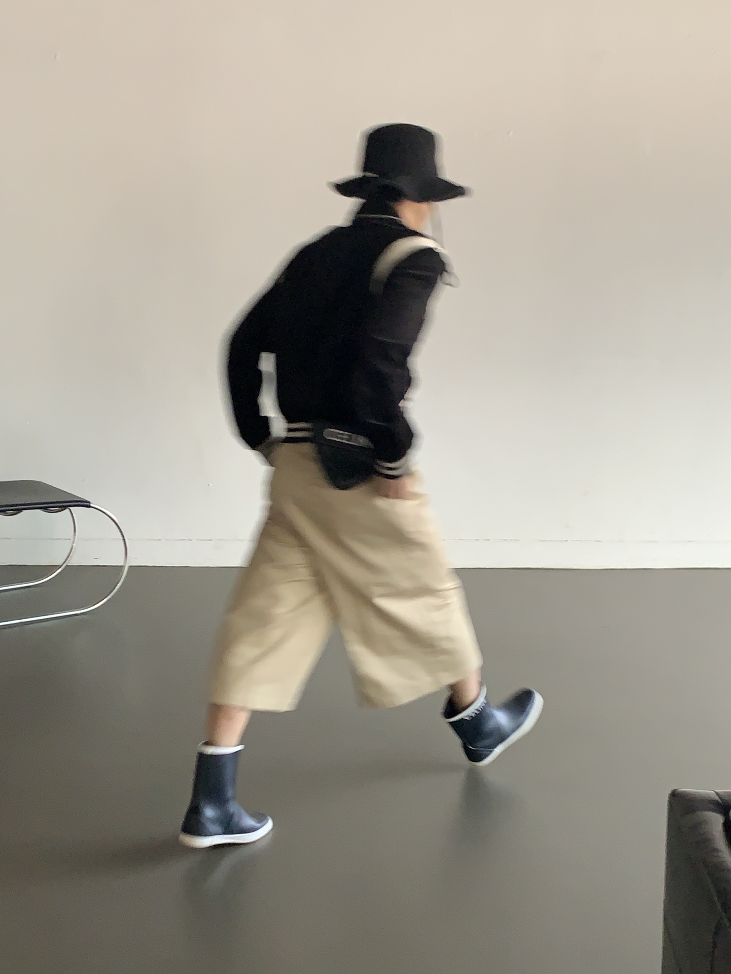 Jacquemus Le Bob Artichaut Bucket Hat Black, Celine Teddy Jacket in Corduroy Black 착용 스타일 - 5
