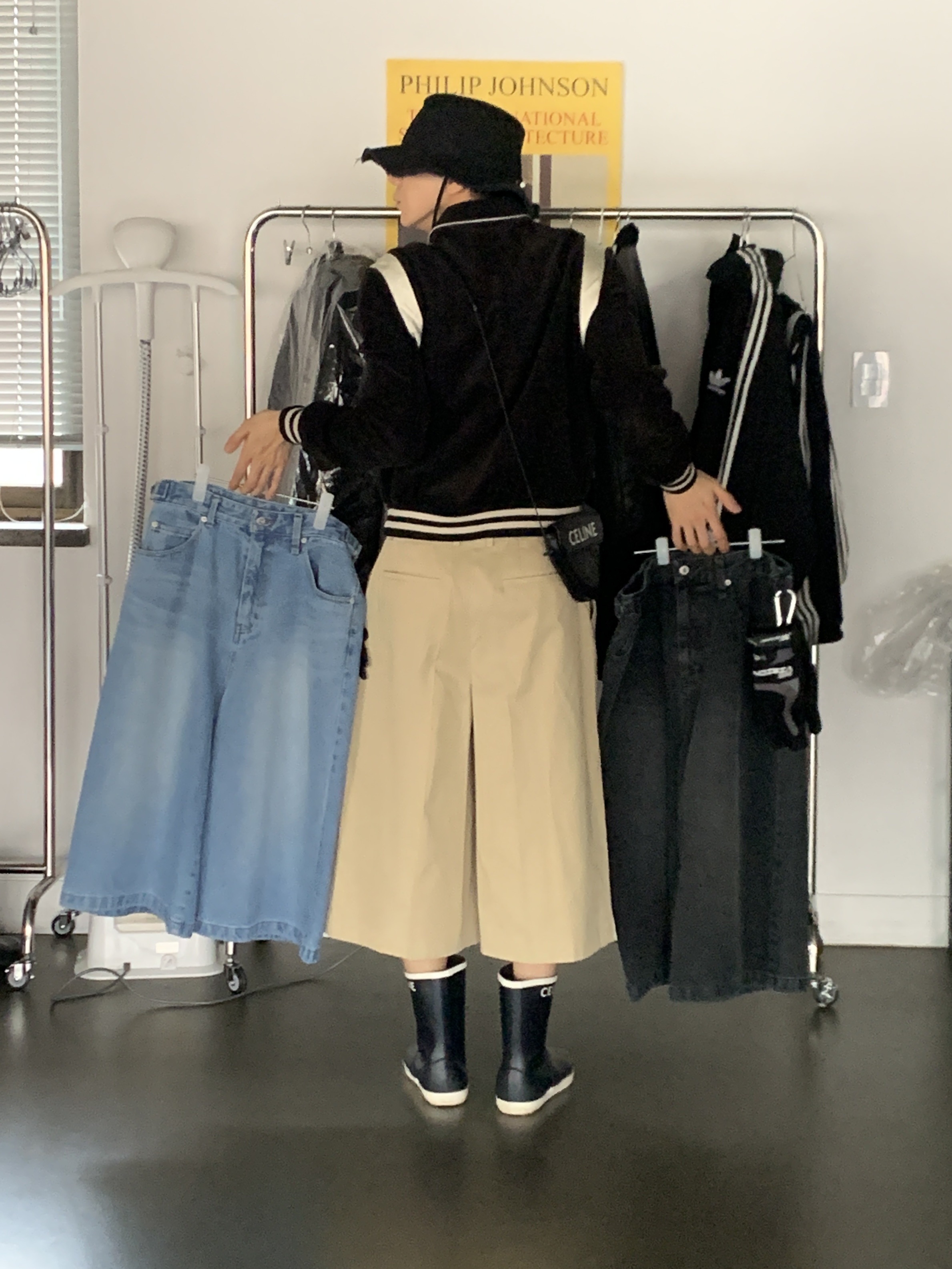 Jacquemus Le Bob Artichaut Bucket Hat Black, Celine Teddy Jacket in Corduroy Black 착용 스타일 - 9