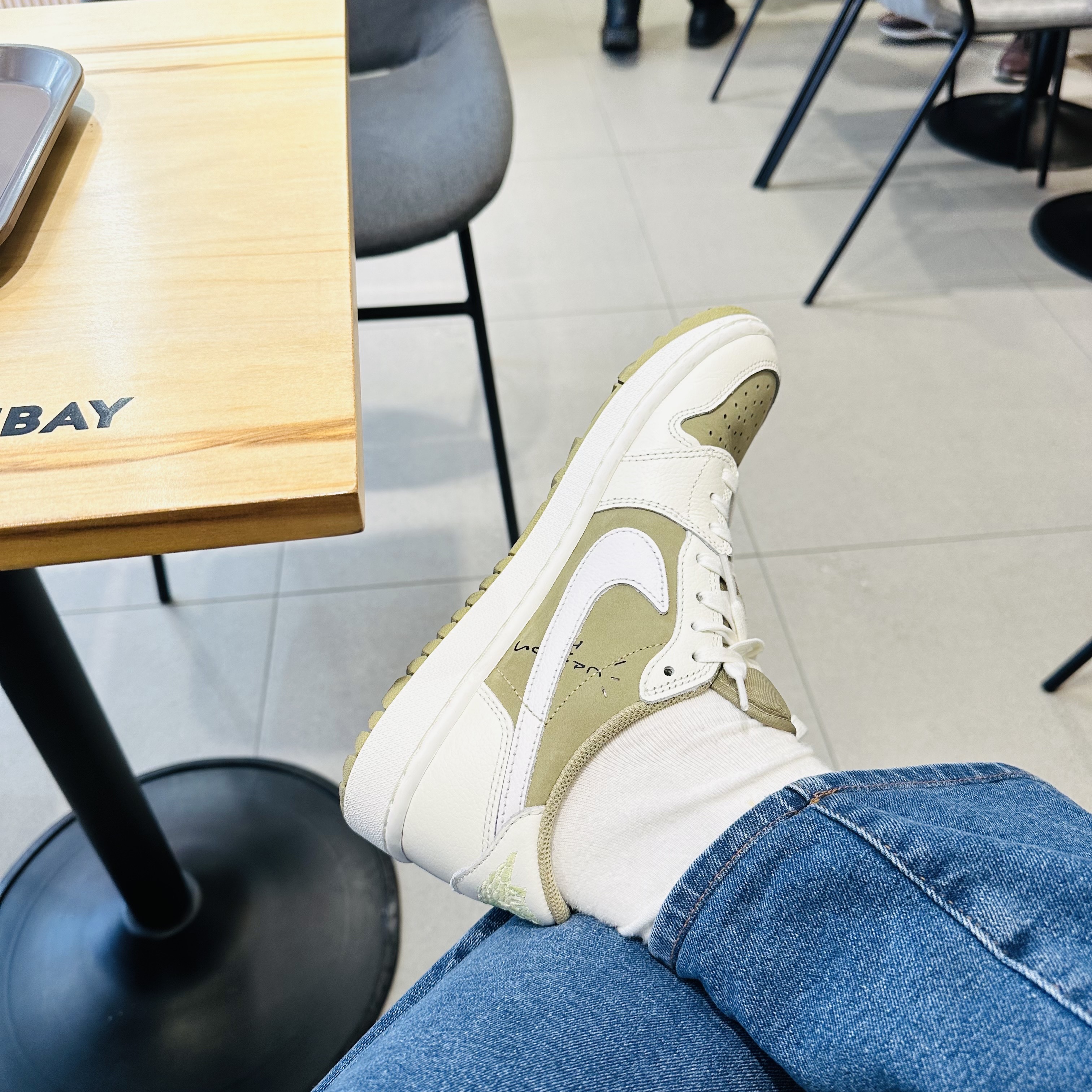 Jordan 1 x Travis Scott Retro Low Golf NRG Neutral Olive 착용 스타일