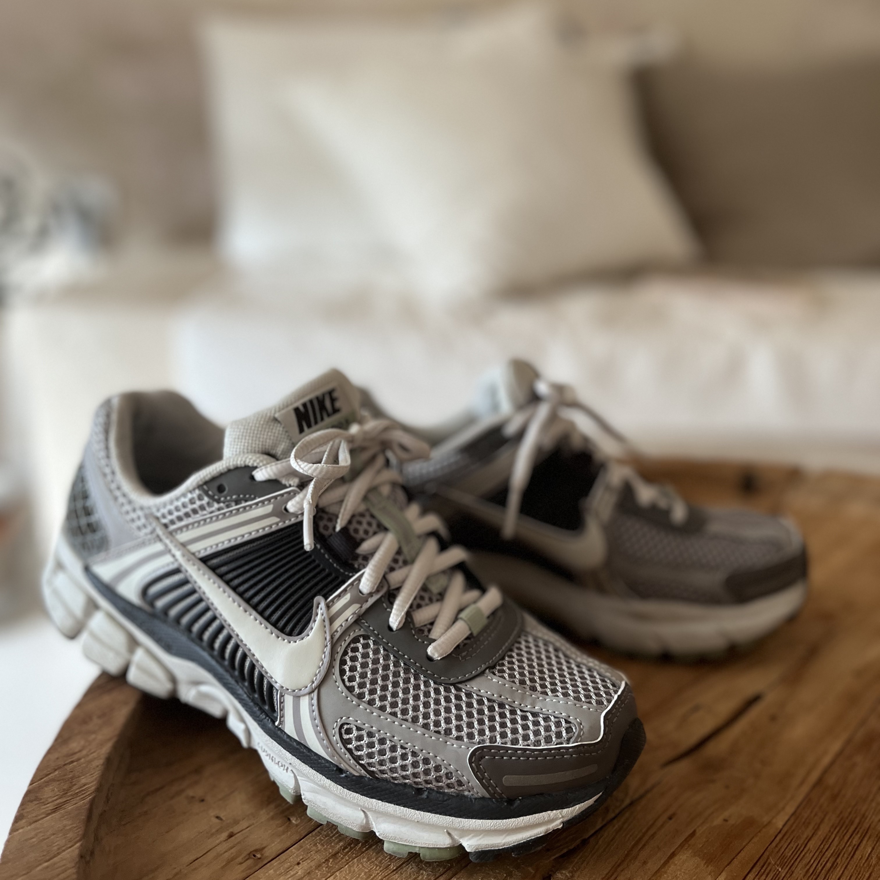(W) Nike Zoom Vomero 5 Cobblestone and Flat Pewter 착용 스타일 - 1