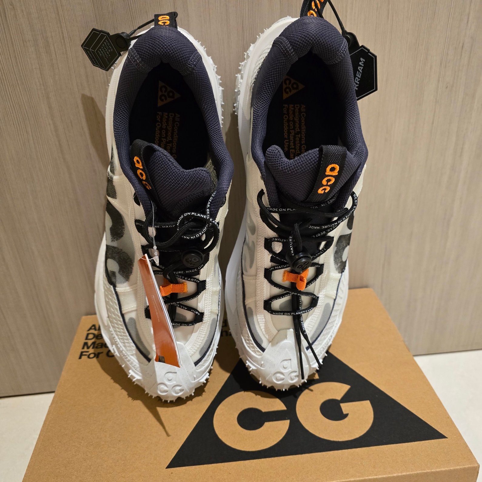 Nike ACG Mountain Fly 2 Low Summit White and Bright Mandarin 착용 스타일