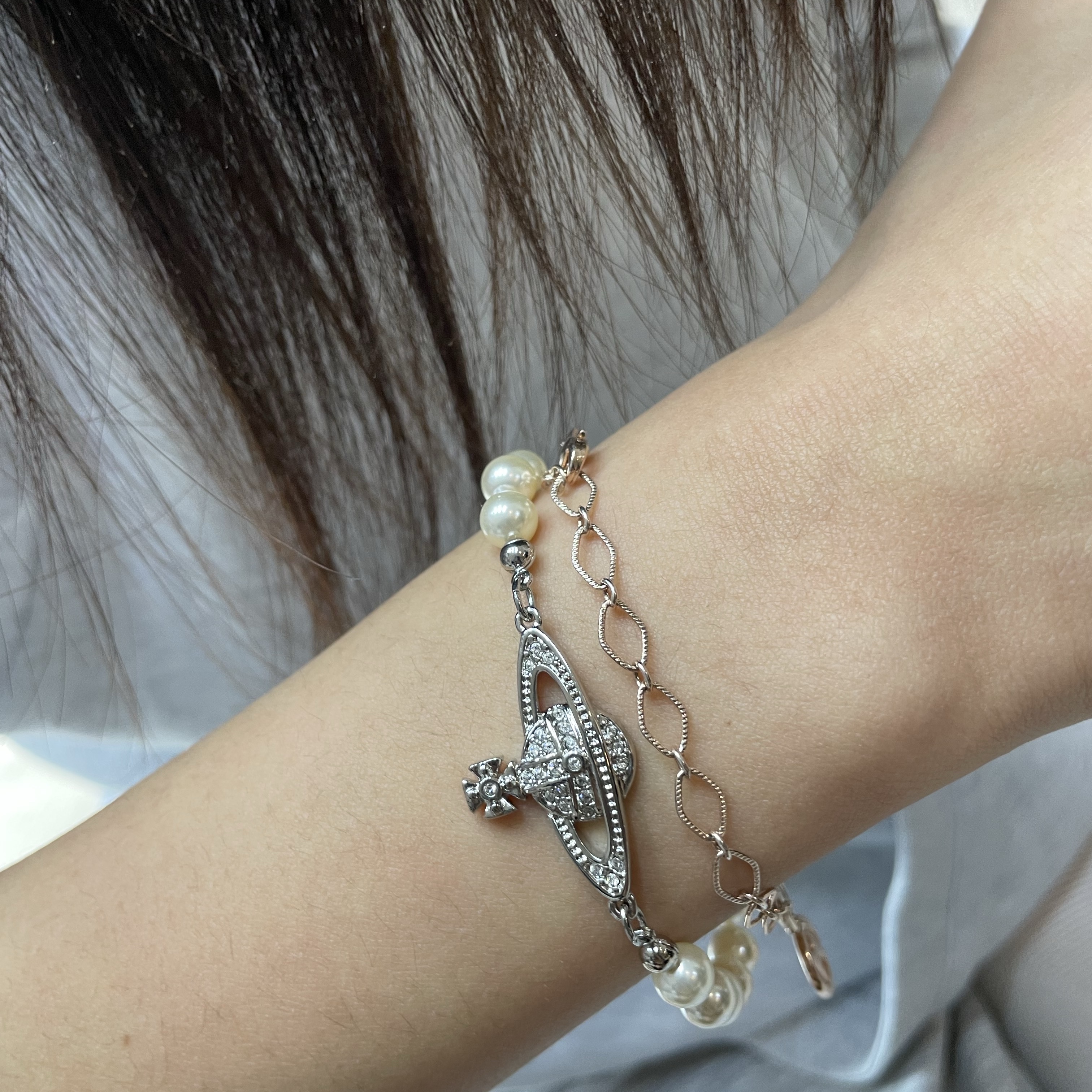 Vivienne Westwood Mini Bas Relief Bracelet Silver 착용 스타일 - 1