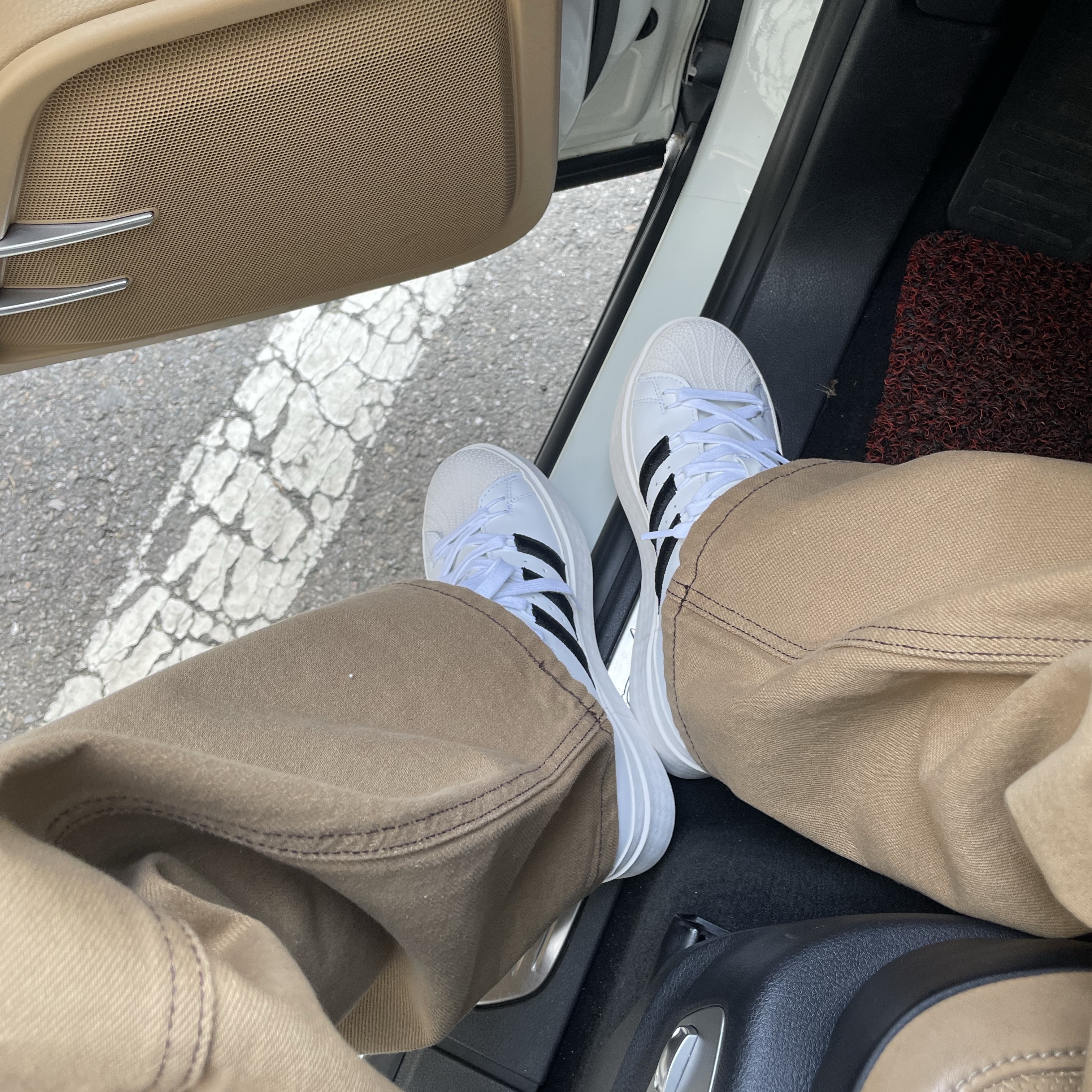 (W) Adidas Superstar Bonega Cloud White Core Black 착용 스타일 - 2