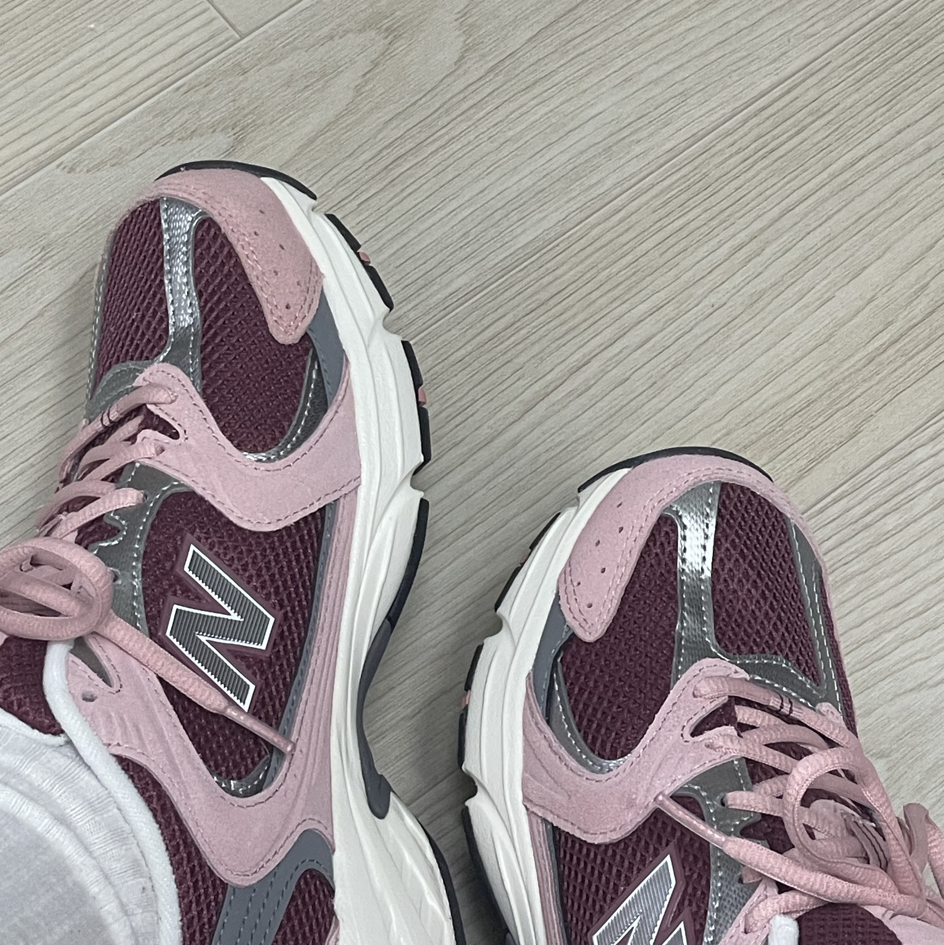 New Balance 530 Burgundy 착용 스타일 - 1
