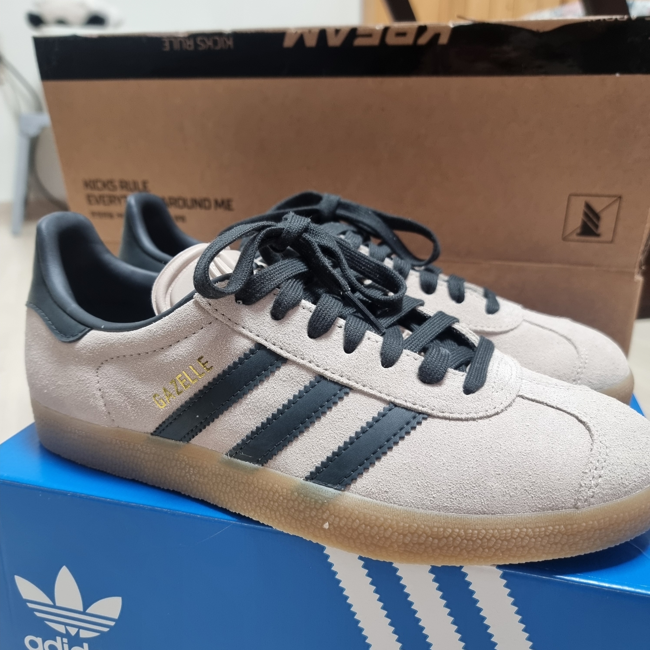 Adidas Gazelle Wonder Taupe Night Indigo 착용 스타일