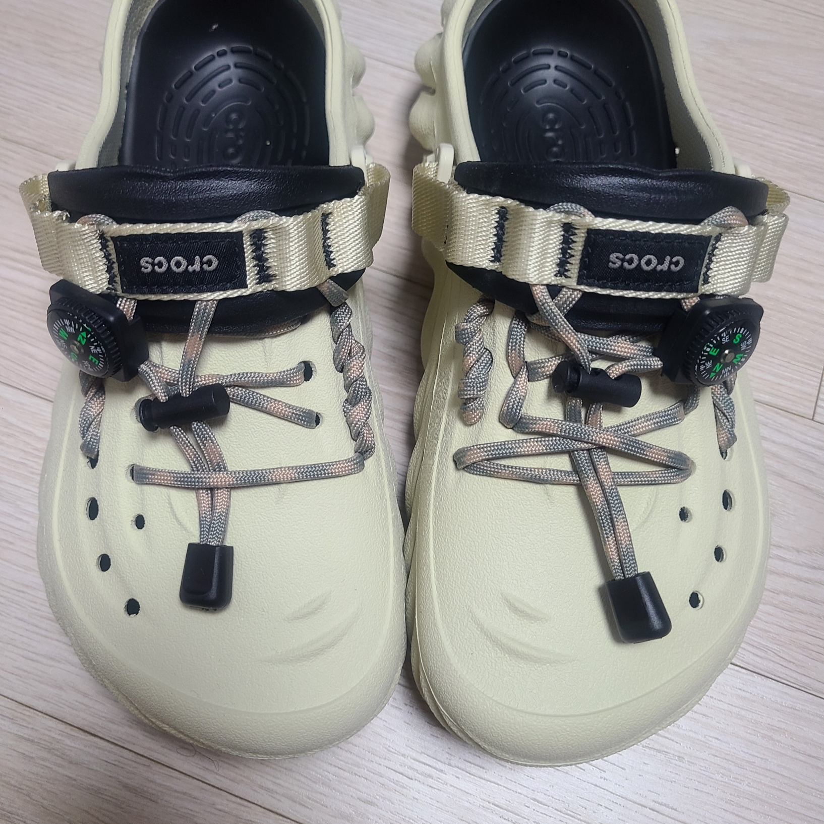 Crocs Echo Clog Bone Black 착용 스타일
