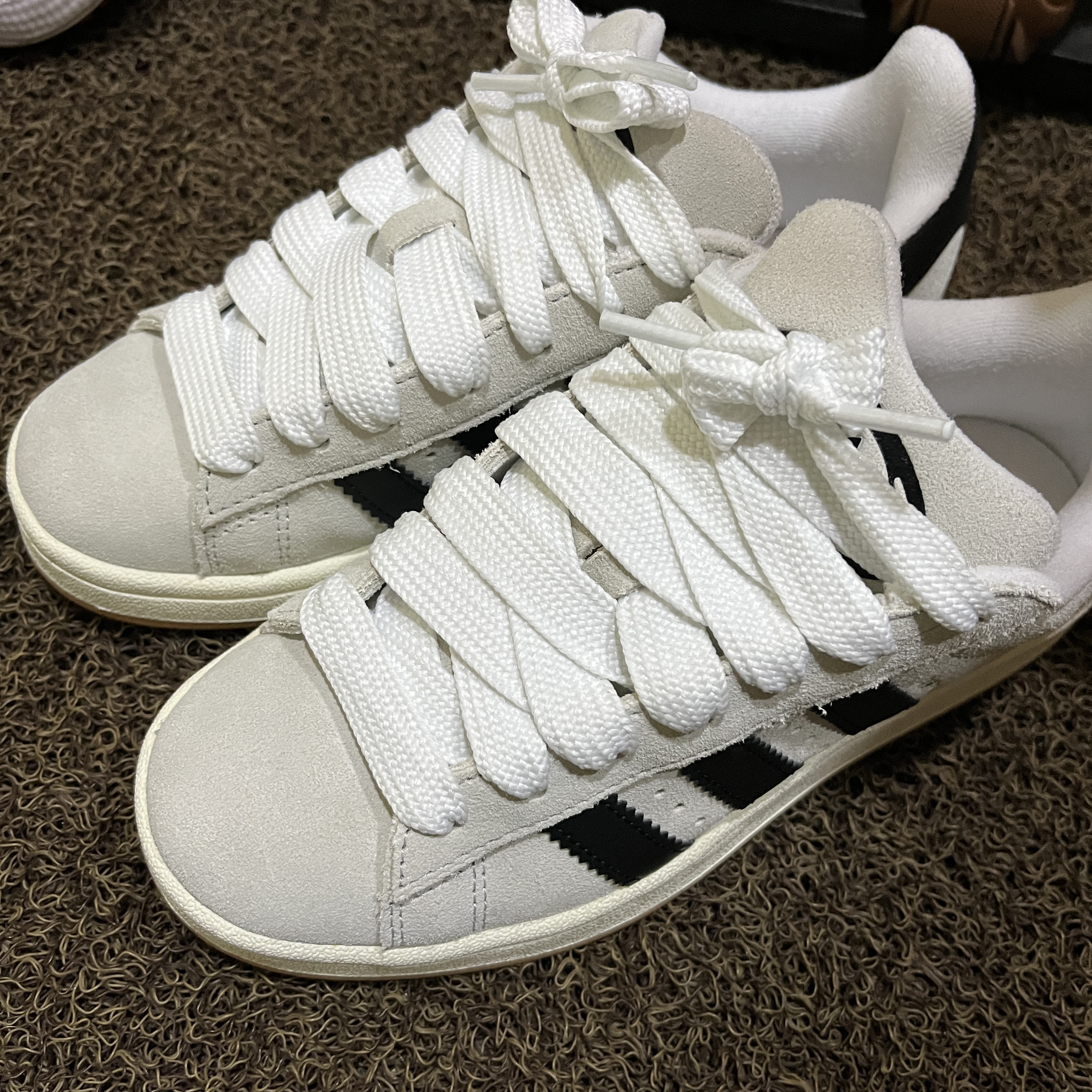 (W) Adidas Campus 00s Crystal White Core Black 착용 스타일