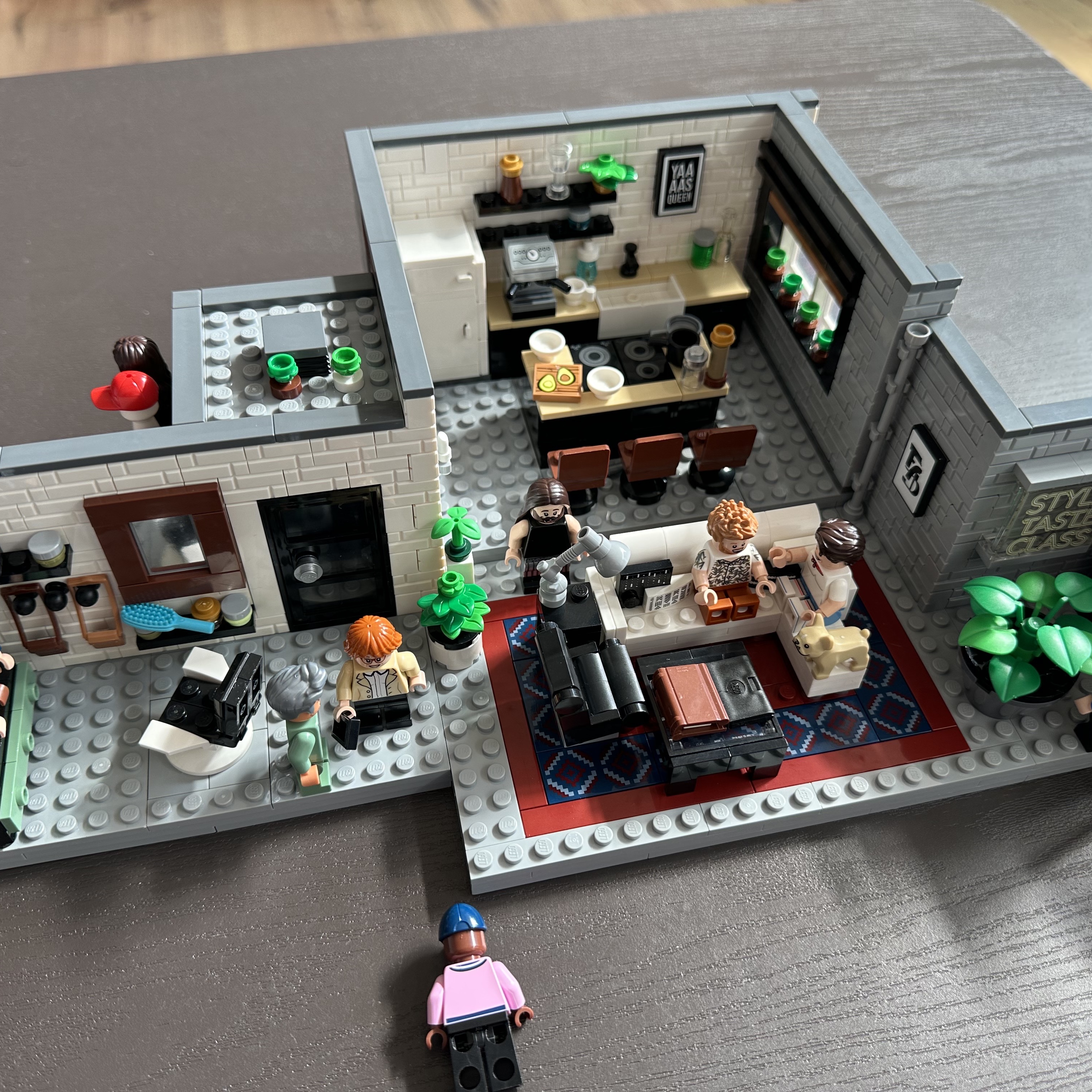Lego Queer Eye - The Fab 5 Loft 착용 스타일 - 2