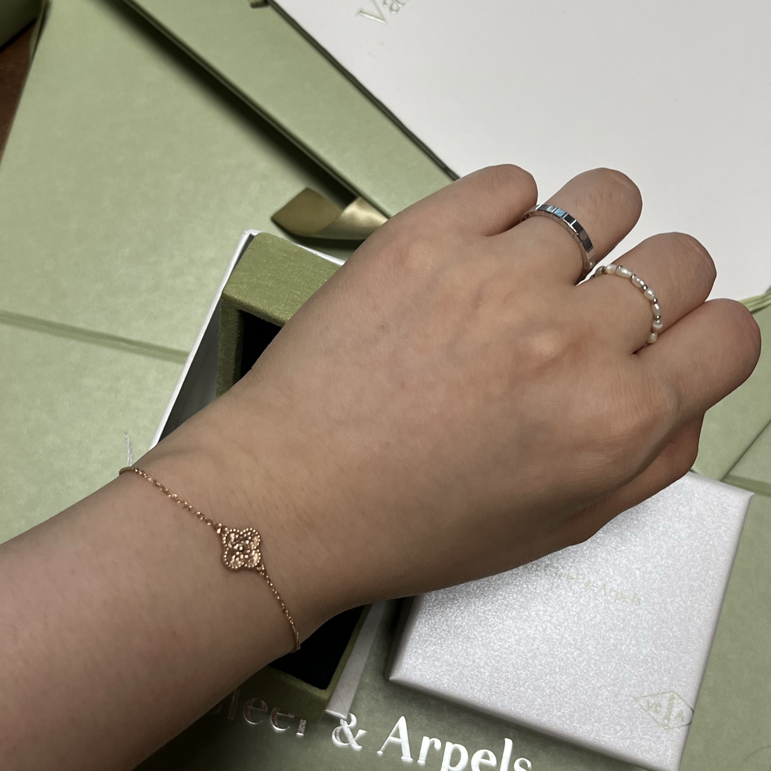 (W) Van Cleef & Arpels Sweet Alhambra Bracelet Rose Gold 착용 스타일 - 2