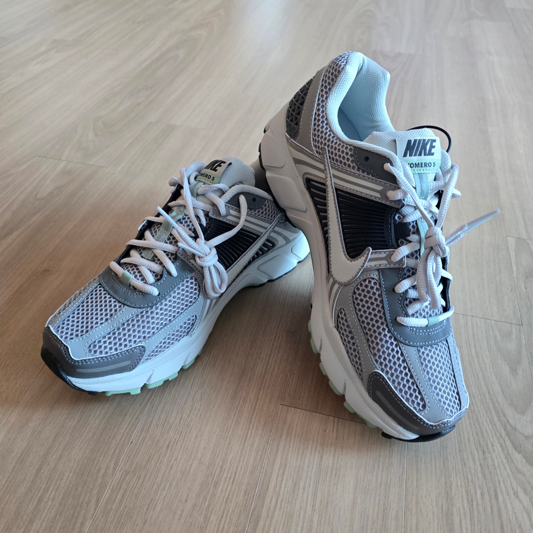 (W) Nike Zoom Vomero 5 Cobblestone and Flat Pewter 착용 스타일