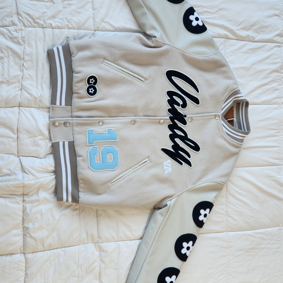 Vandy The Pink Racing Varsity Jacket Natural 착용 스타일 - 3