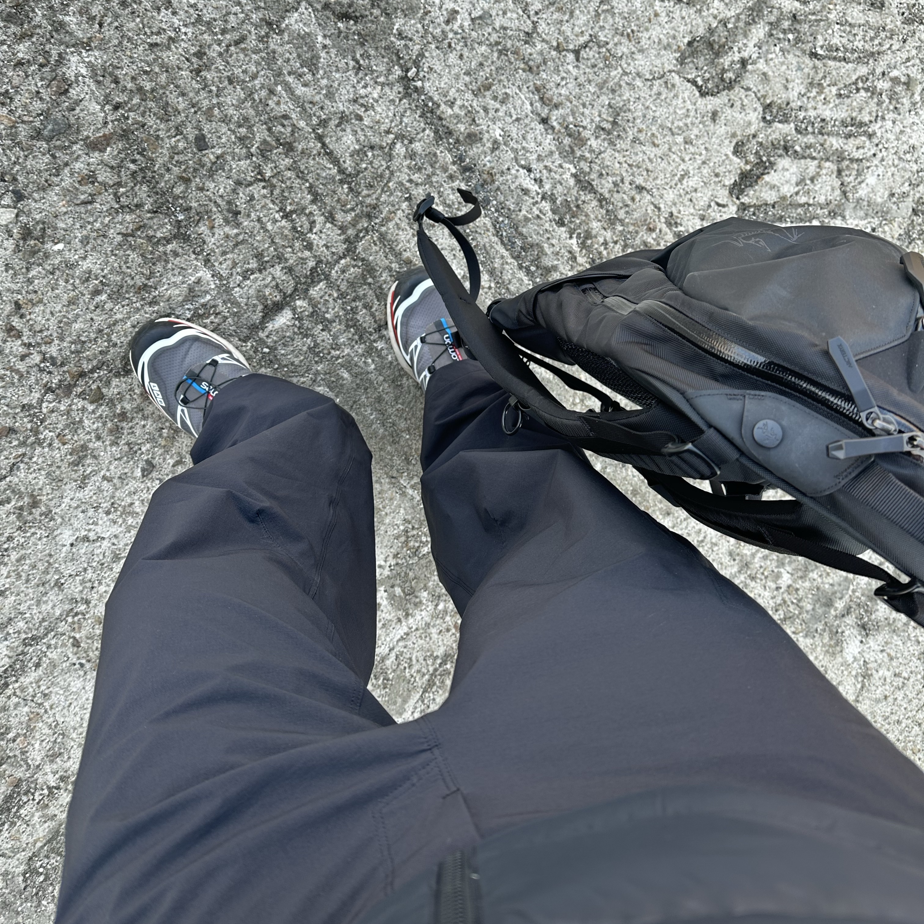 Salomon XT-6 Pewter Aurora Red, Arc'teryx Rampart Pants Black 착용 스타일