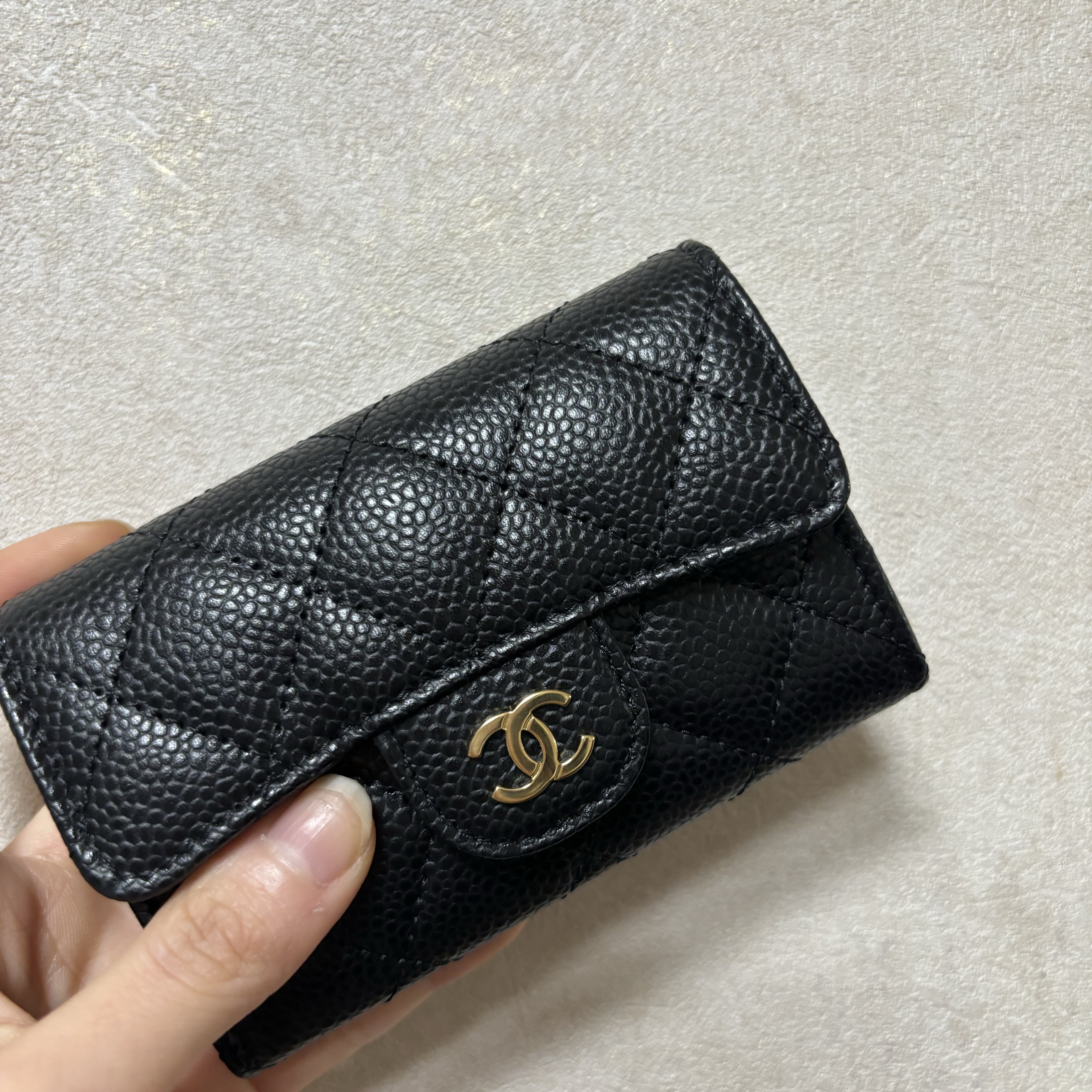 Chanel Classic Card Holder Grained Calfskin & Gold Black 착용 스타일