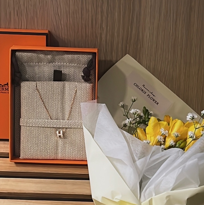 (W) Hermes Mini Pop H Pendant Rose Gold & Blanc 착용 스타일