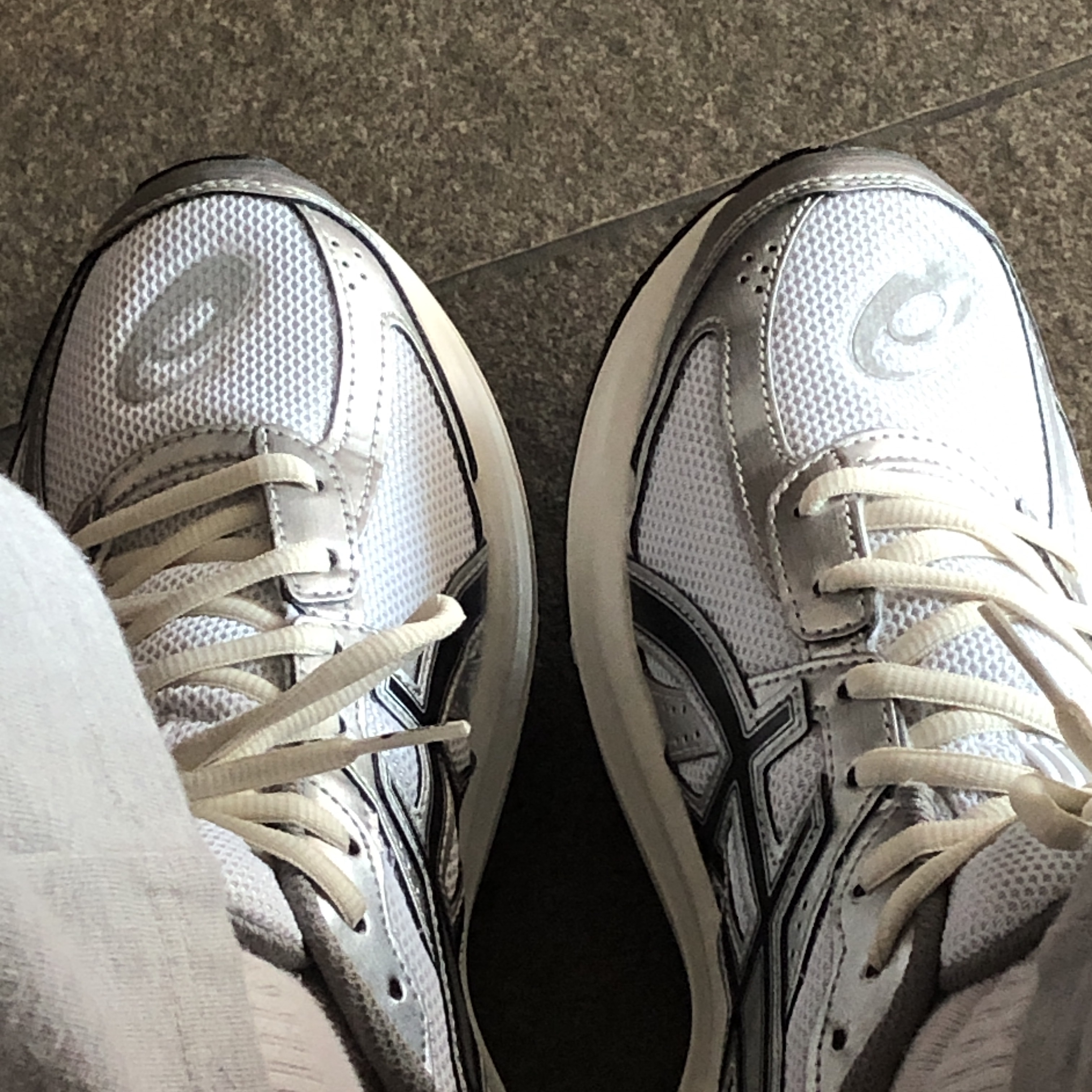 Asics Jog 100 S White Black - 2E Wide 착용 스타일