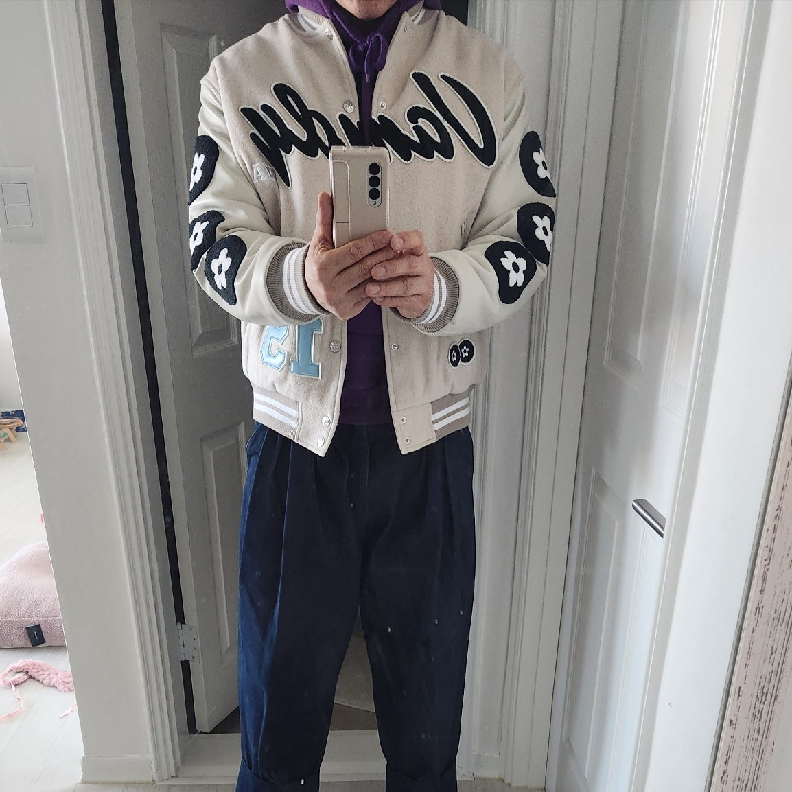 Vandy The Pink Racing Varsity Jacket Natural 착용 스타일 - 1