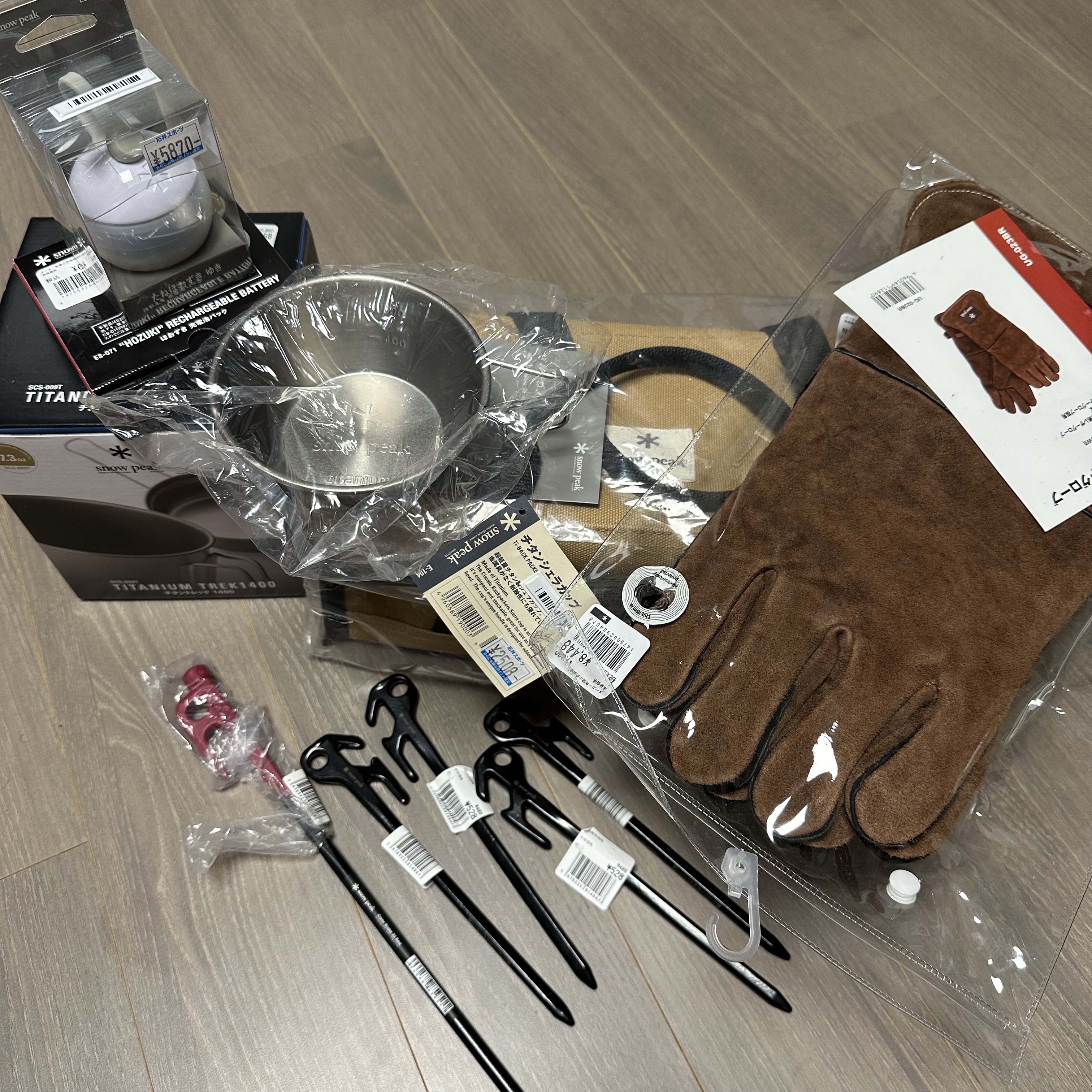 Snow Peak Fire Side Gloves, Snow Peak Mini Hozuki Yuki 착용 스타일