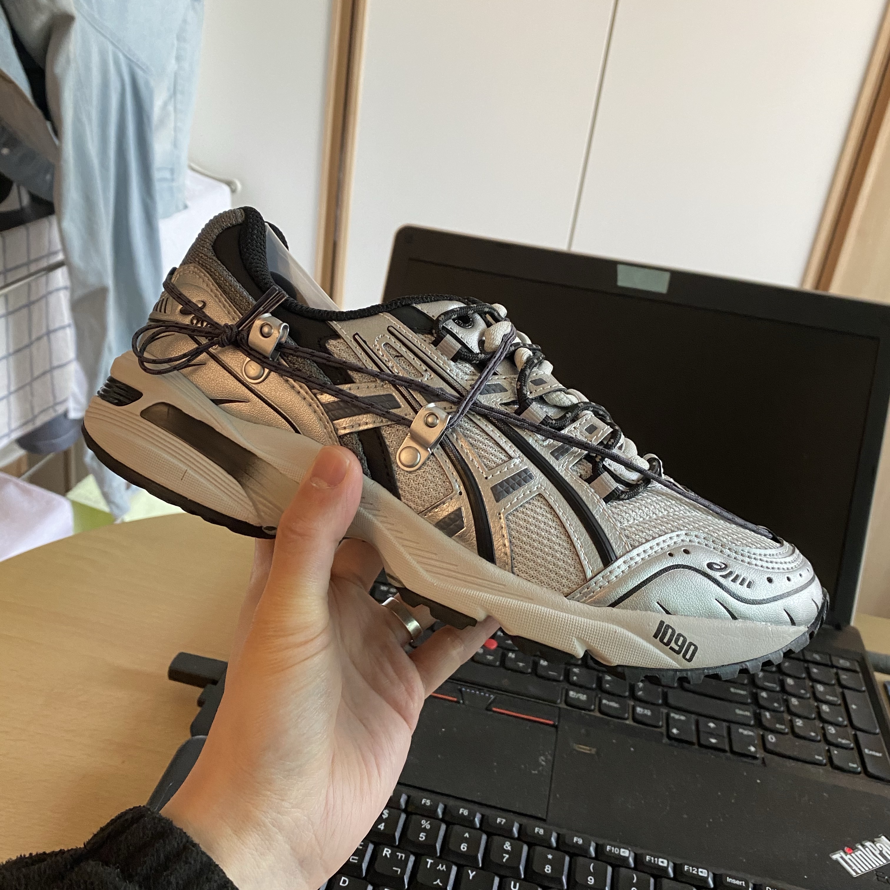 Asics x Andersson Bell Gel-1090 Glacier Grey Silver 착용 스타일