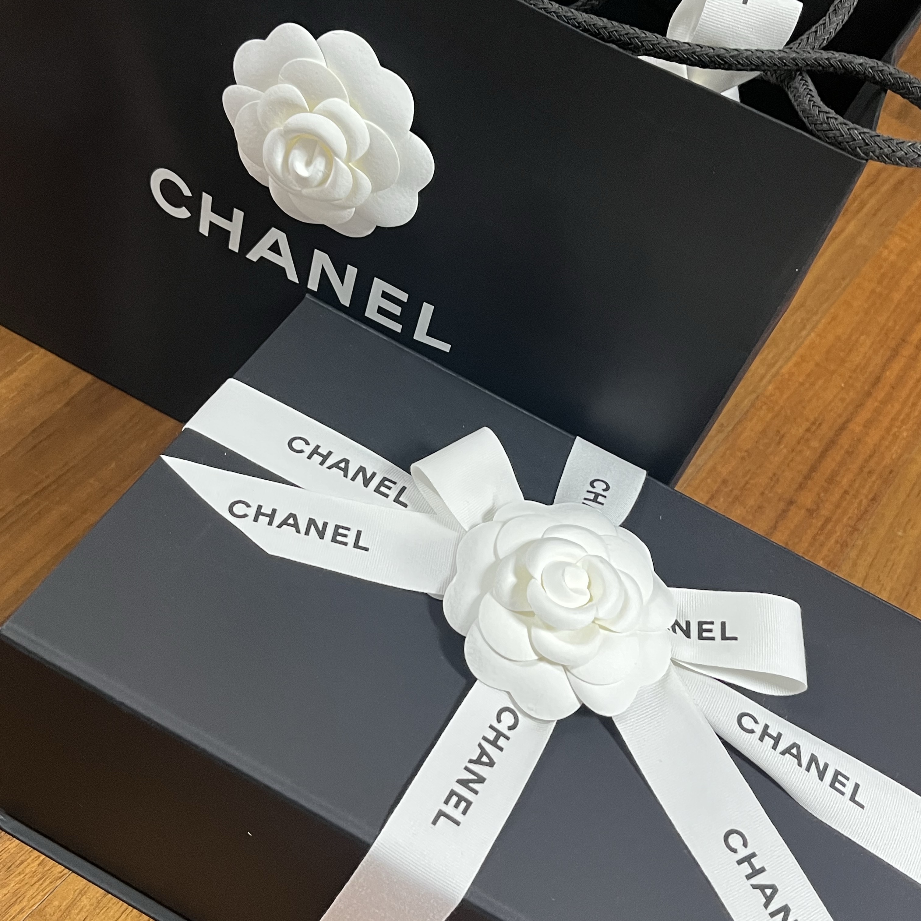 Chanel Mini Flap Bag Lambskin & Silver Black 착용 스타일 - 2