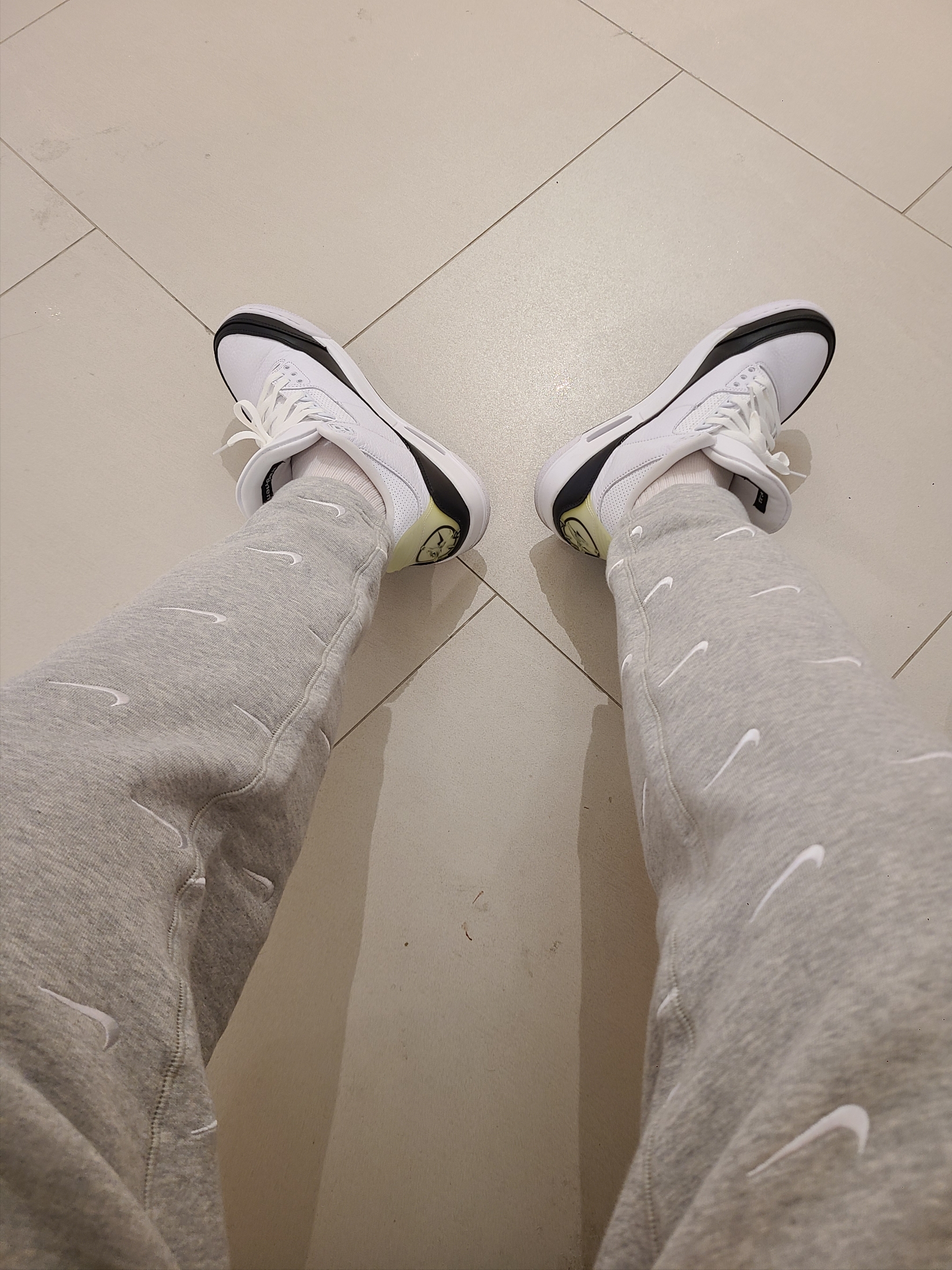 Nike NRG Swoosh Logo Pants Grey Heather, Jordan 3 x Fragment Retro SP White Black 착용 스타일 - 3
