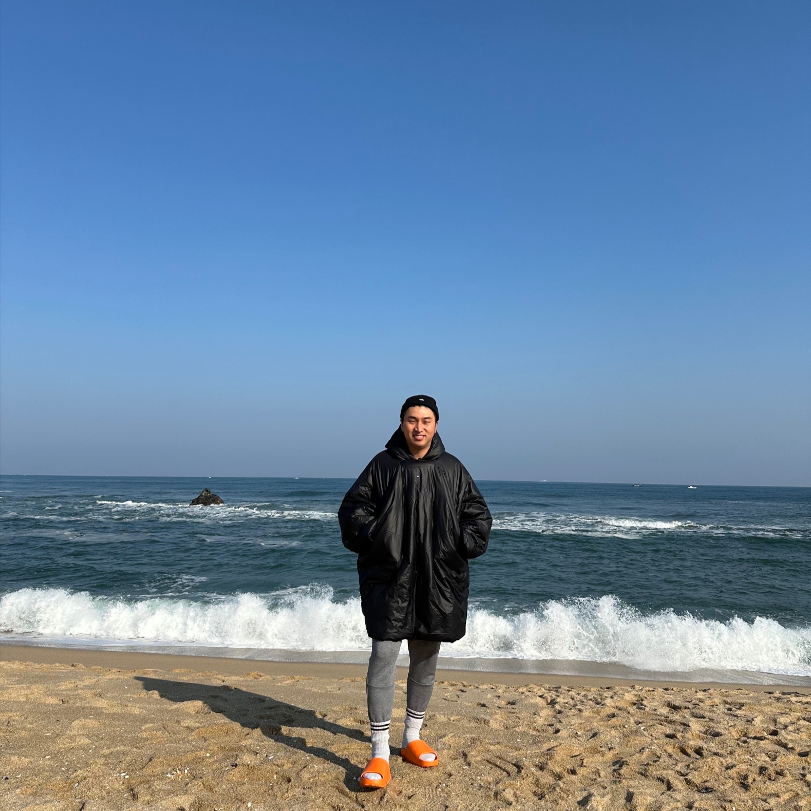 Yeezy Gap Engineered By Balenciaga T-Cut Puffer Parka Black, Nike Calm Slide Bright Mandarin 착용 스타일