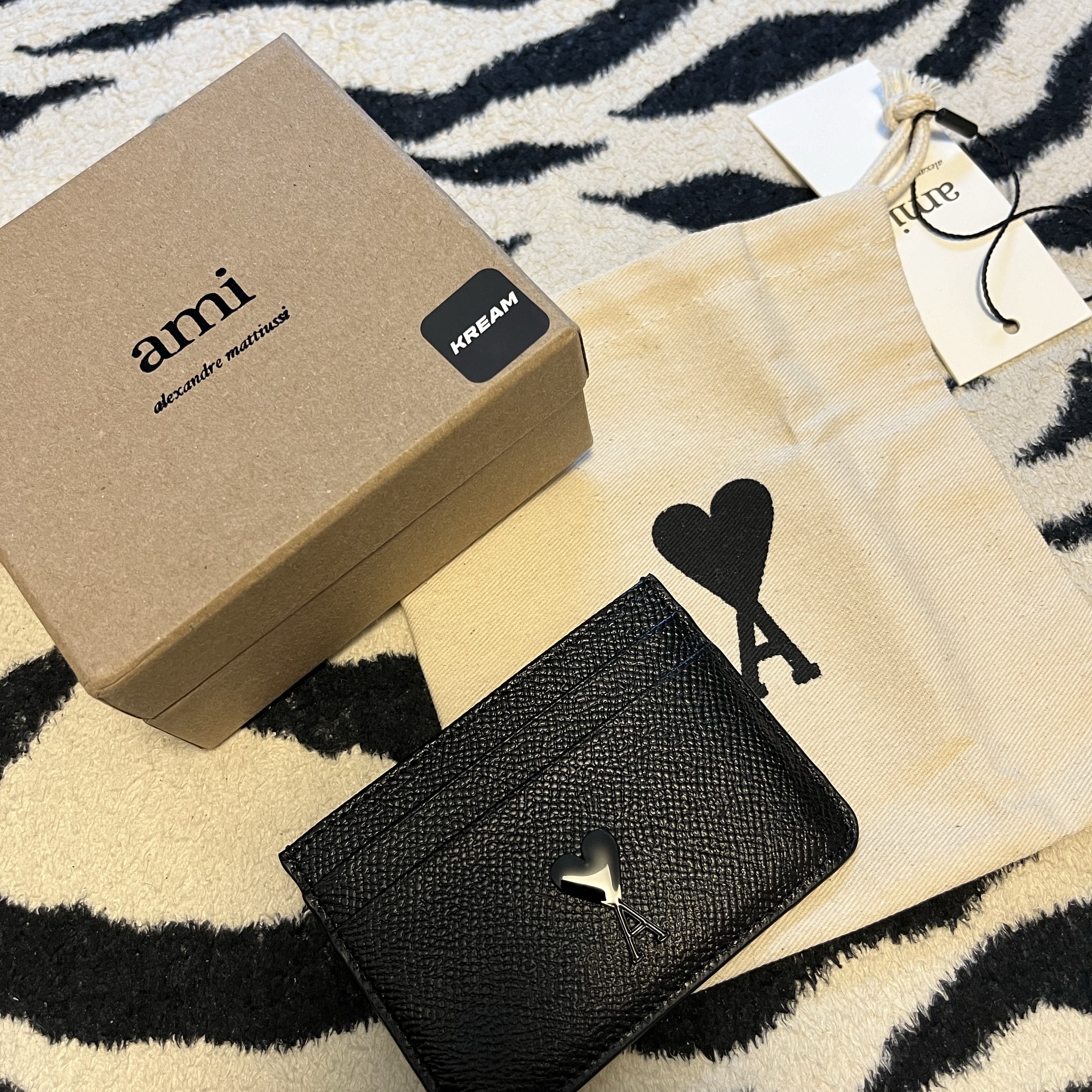 AMI de Coeur Card Holder Black 착용 스타일